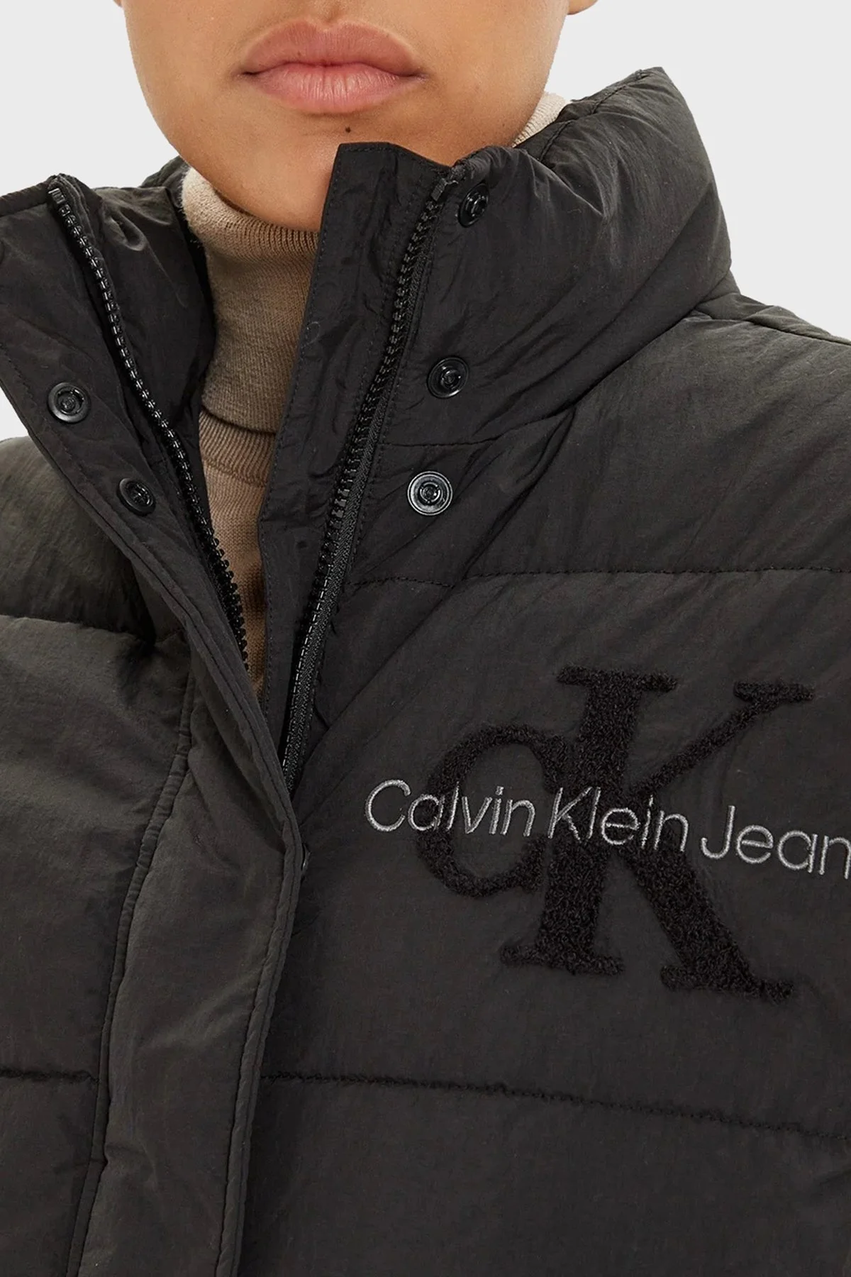Calvin Klein Relaxed Fit Dik Yaka Logolu Şişme J20J224687BEH Bayan Yelek J20J224687 BEH SİYAH - 4