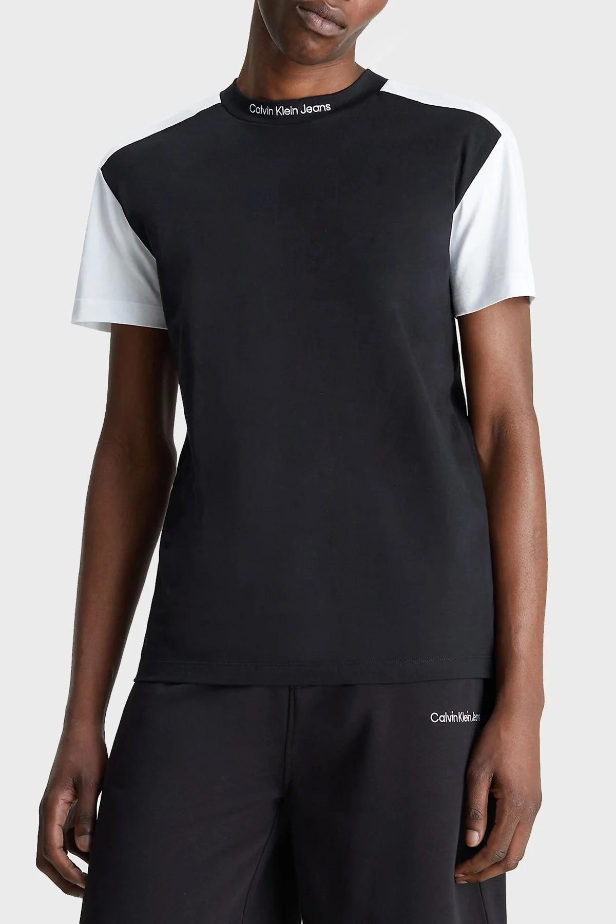 Calvin Klein Renk Bloklu Organik Pamuklu Regular Fit Bisiklet Yaka Erkek T Shirt J30J323154 BEH SİYAH - 1