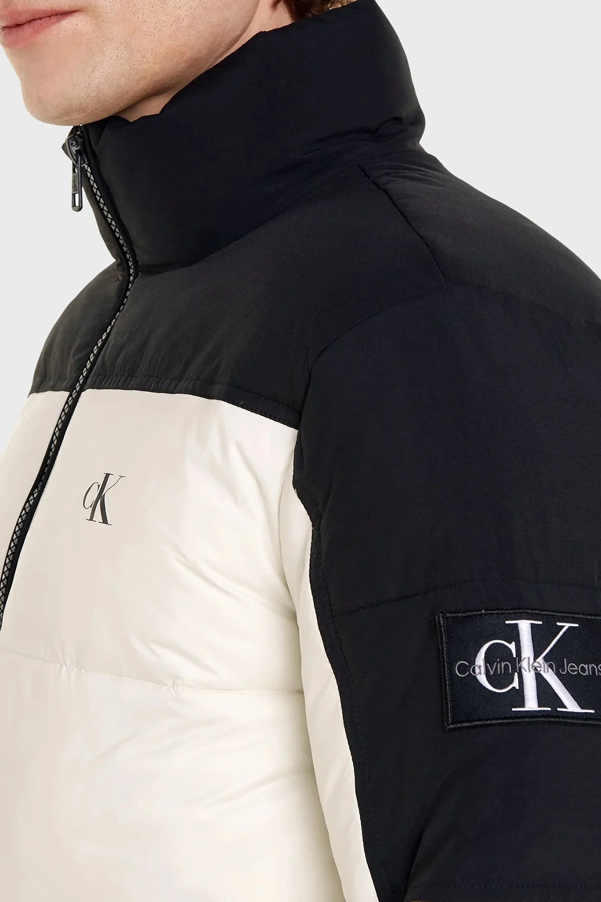 Calvin Klein Renk Bloklu Su Geçirmez Dik Yaka Şişme Erkek Mont J30J323461 YBI BEYAZ-SİYAH - 3