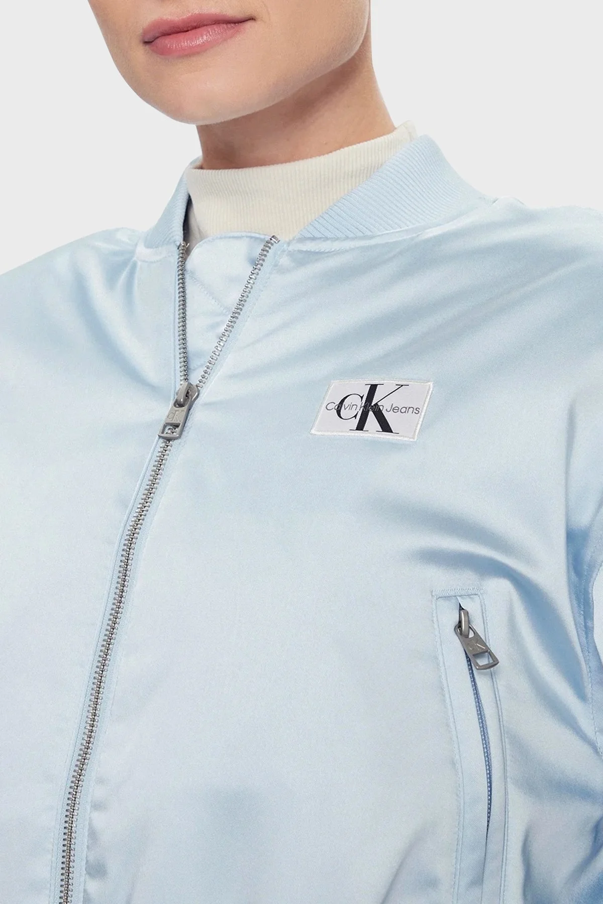 Calvin Klein Saten Görünümlü Regular Fit Bomber Kısa J20J222591CYR Bayan Mont J20J222591 CYR AÇIK MAVİ - 4