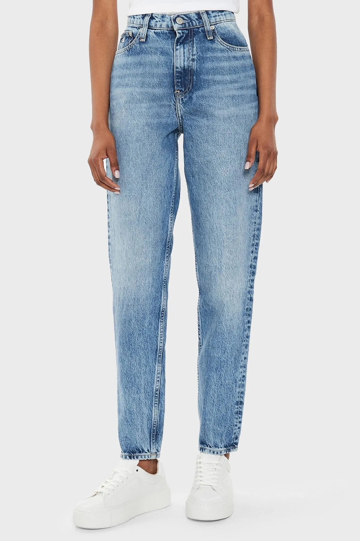 Calvin Klein Sert Pamuklu Yüksek Bel Mom Jeans J20J2236551A4 Bayan Kot Pantolon J20J223655 1A4 MAVİ - 1