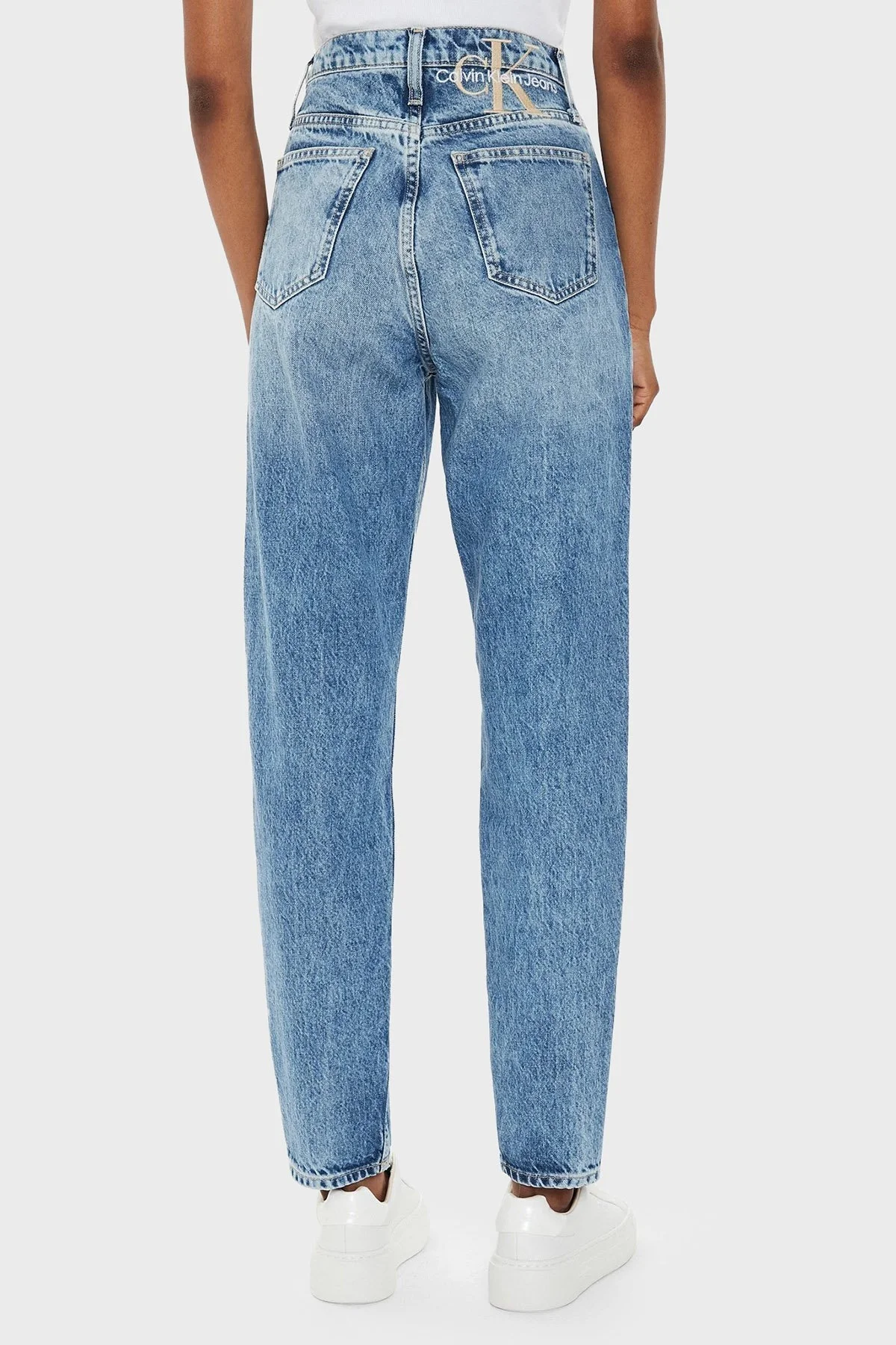 Calvin Klein Sert Pamuklu Yüksek Bel Mom Jeans J20J2236551A4 Bayan Kot Pantolon J20J223655 1A4 MAVİ - 3