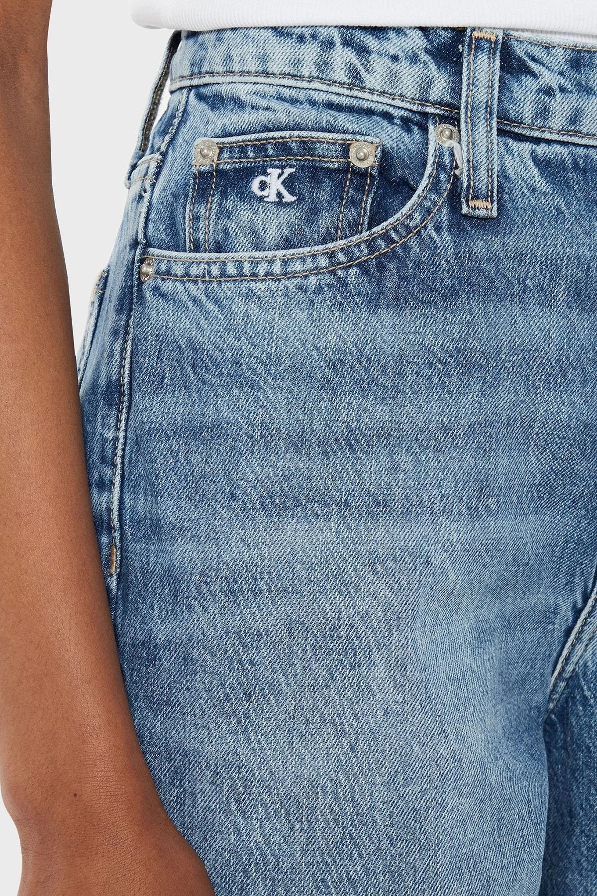 Calvin Klein Sert Pamuklu Yüksek Bel Mom Jeans J20J2236551A4 Bayan Kot Pantolon J20J223655 1A4 MAVİ - 4