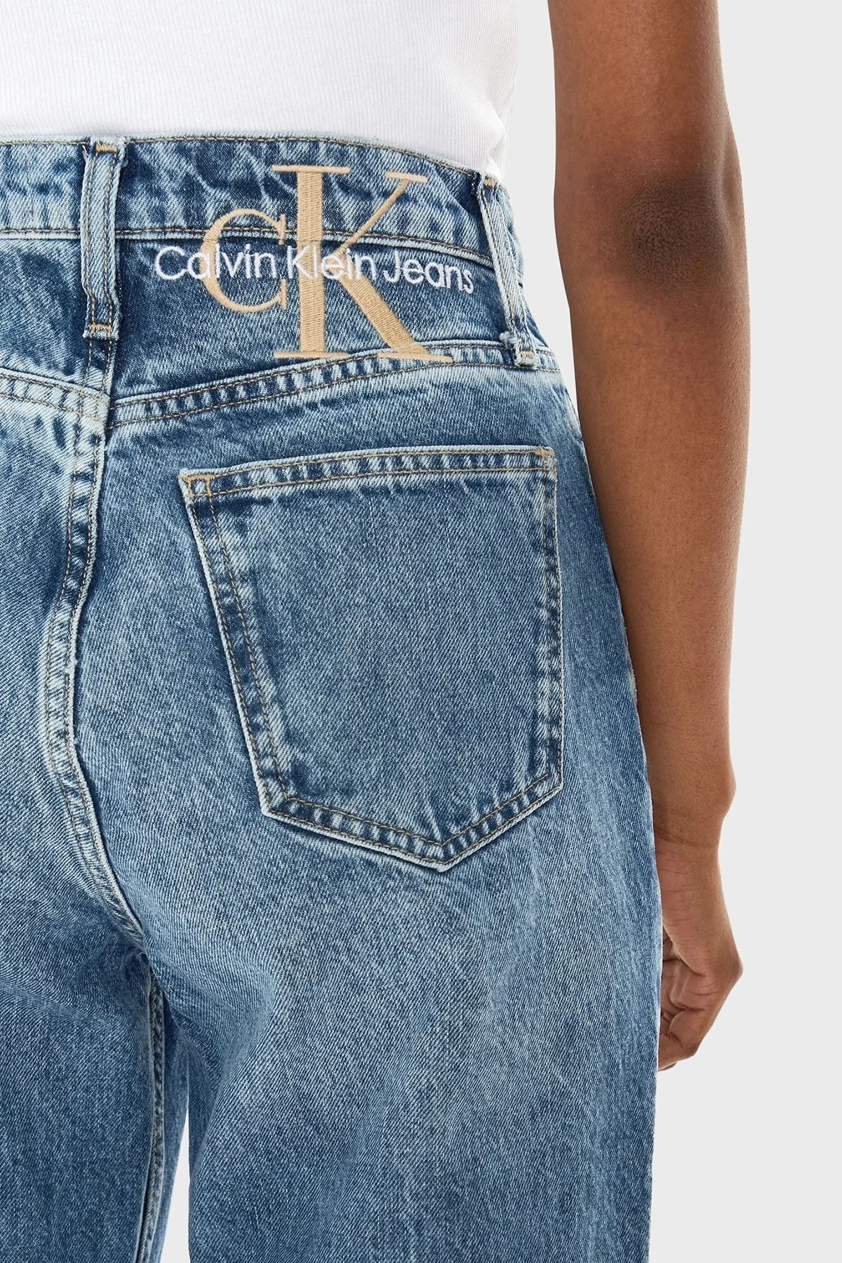 Calvin Klein Sert Pamuklu Yüksek Bel Mom Jeans J20J2236551A4 Bayan Kot Pantolon J20J223655 1A4 MAVİ - 5