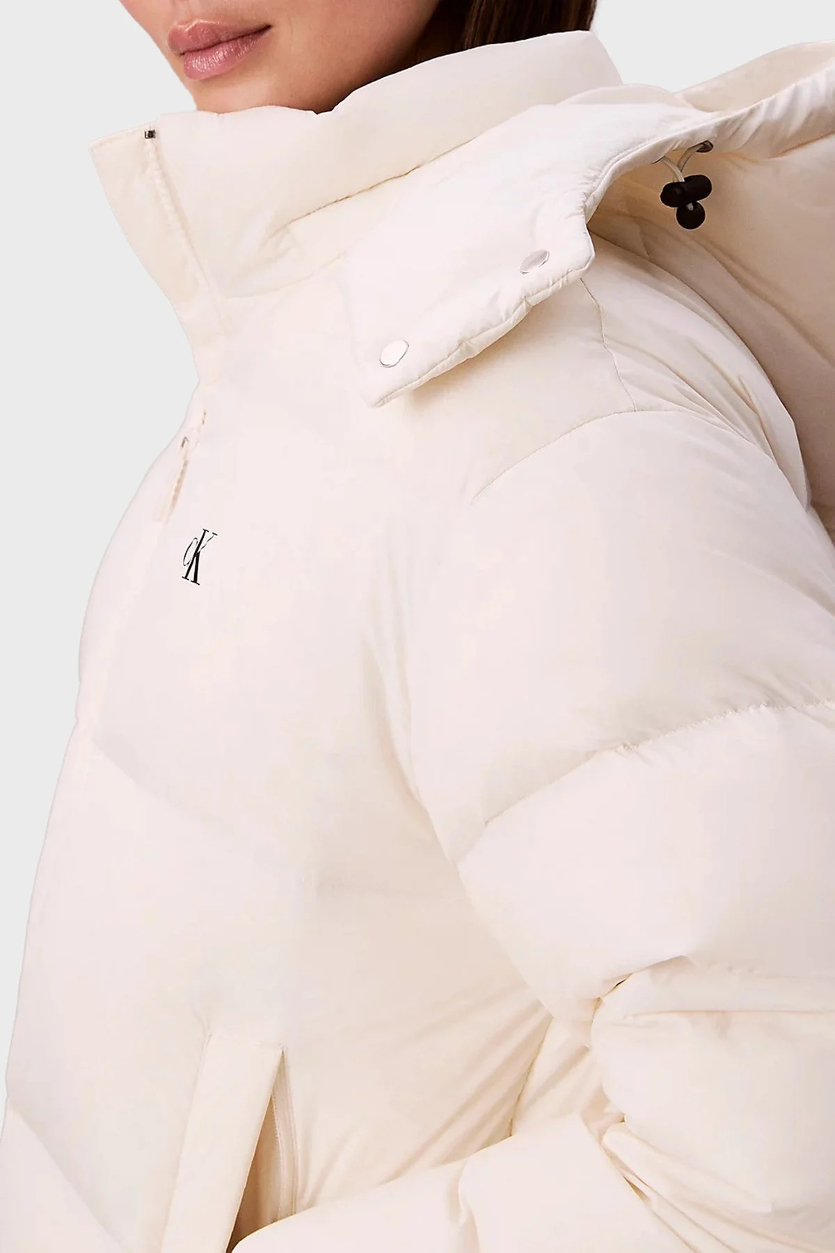 Calvin Klein Suya Dayanıklı Boxy Fit Çıkarılabilir Kapüşonlu Şişme LV047D501GVDV Bayan Mont LV047D501G VDV BEYAZ - 4