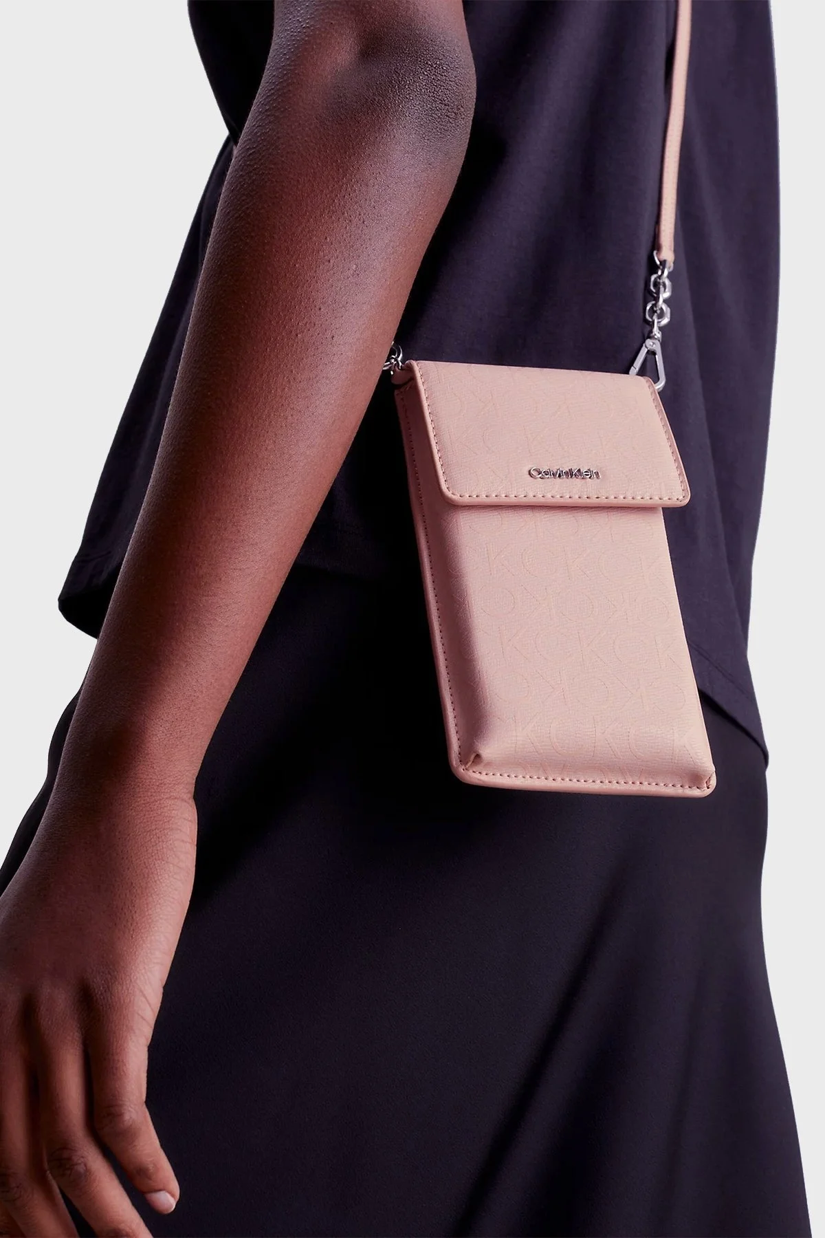 Calvin Klein Tamamı Logolu Çıkarılabilir Askılı Telefon K60K6106590J1 Bayan Çanta K60K610659 0J1 PUDRA - 2