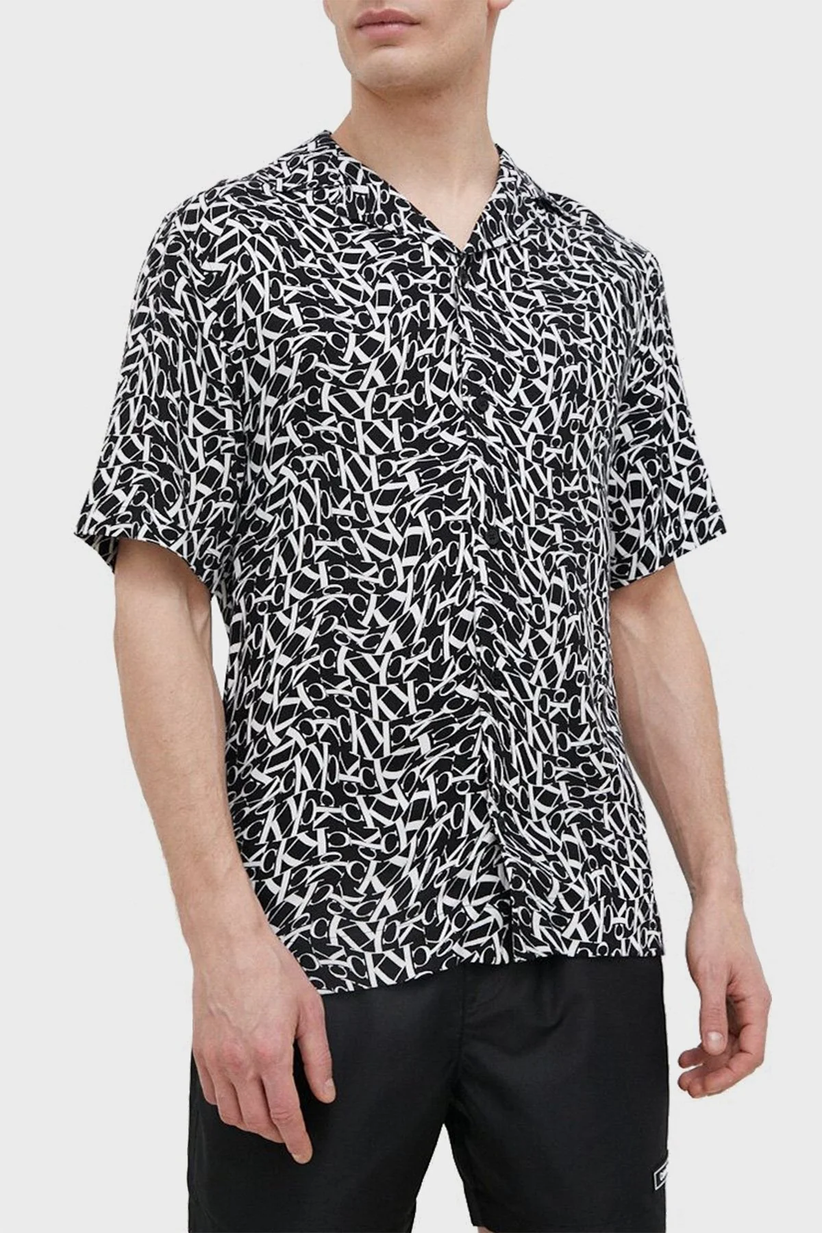 Calvin Klein Tamamı Logolu Kısa Kollu Apaş Yaka Regular Fit KM0KM008540GL Erkek Gömlek KM0KM00854 0GL SİYAH-BEYAZ - 1