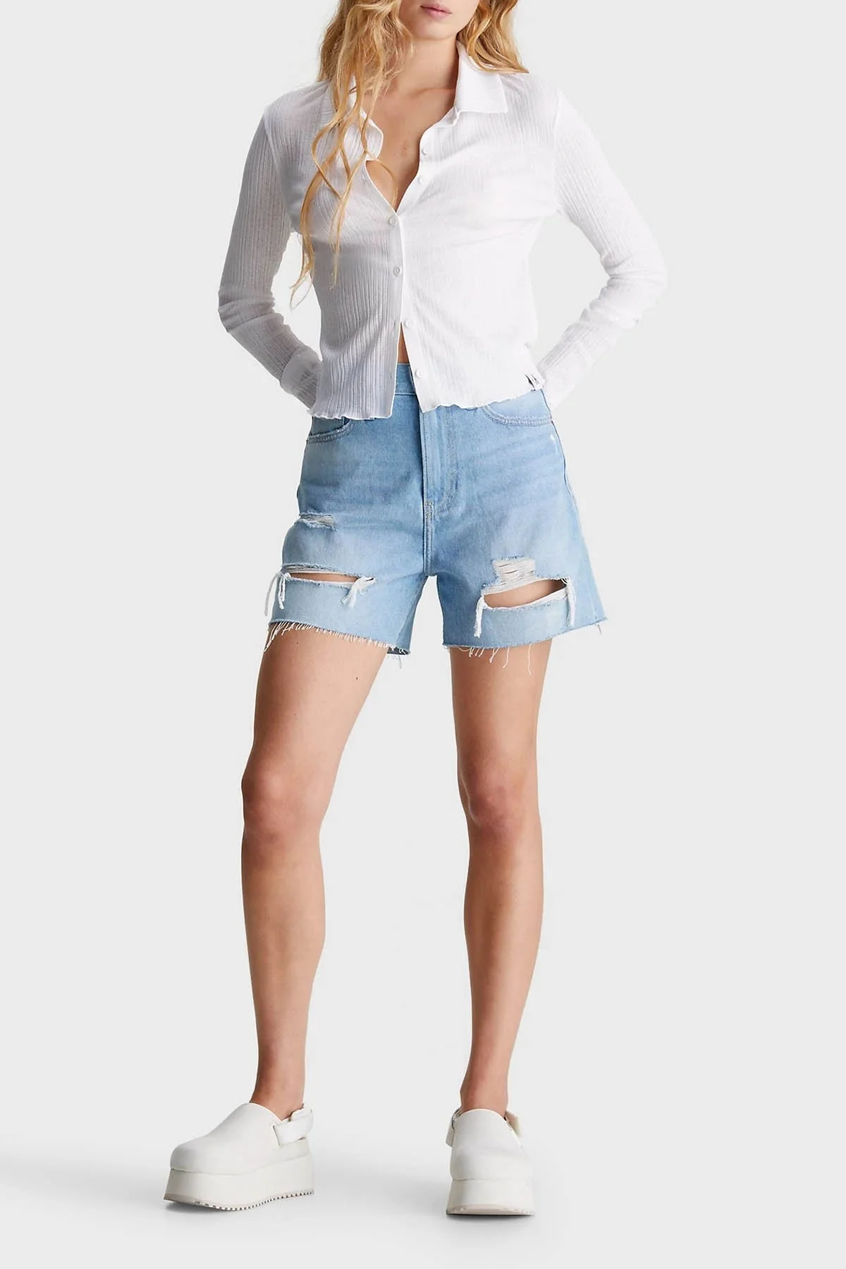 Calvin Klein Yırtık Detaylı Yüksek Bel Mom Denim J20J2228031AA Bayan Short J20J222803 1AA AÇIK MAVİ - 1