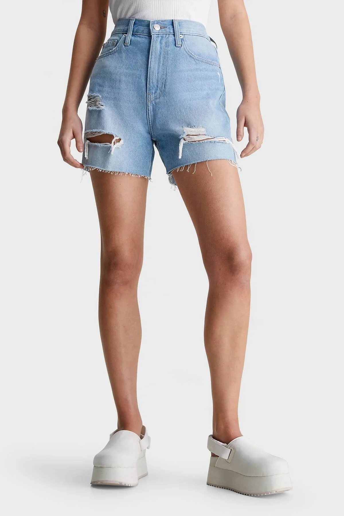 Calvin Klein Yırtık Detaylı Yüksek Bel Mom Denim J20J2228031AA Bayan Short J20J222803 1AA AÇIK MAVİ - 2