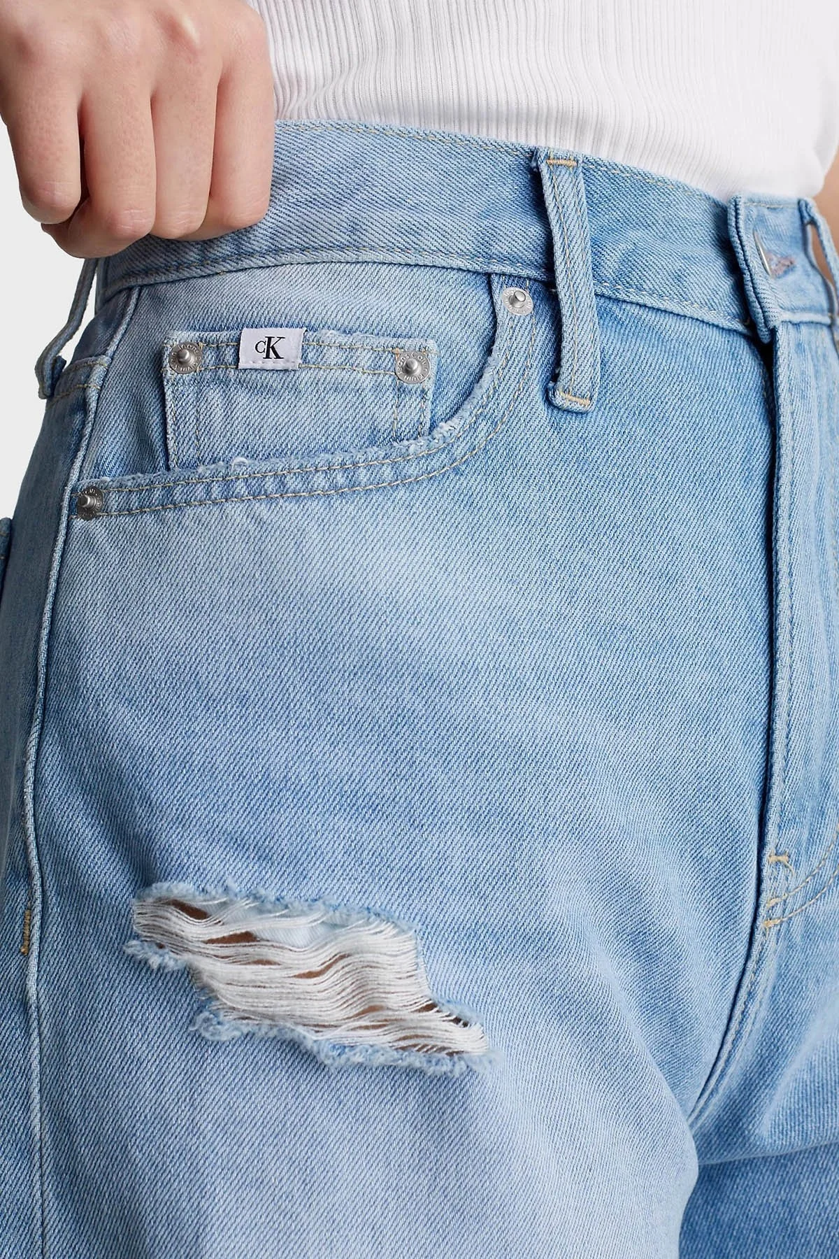 Calvin Klein Yırtık Detaylı Yüksek Bel Mom Denim J20J2228031AA Bayan Short J20J222803 1AA AÇIK MAVİ - 4