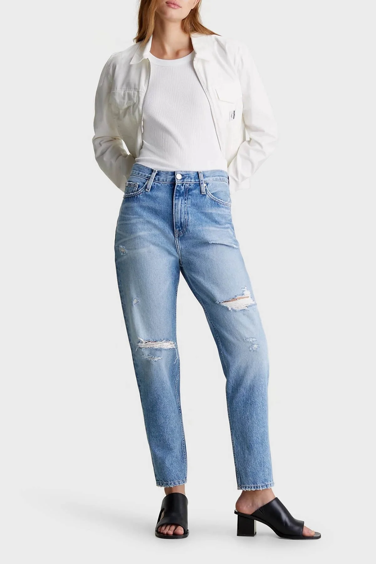 Calvin Klein Yırtık Detaylı Yüksek Bel Mom Jeans J20J2233101AA Bayan Kot Pantolon J20J223310 1AA AÇIK MAVİ - 1