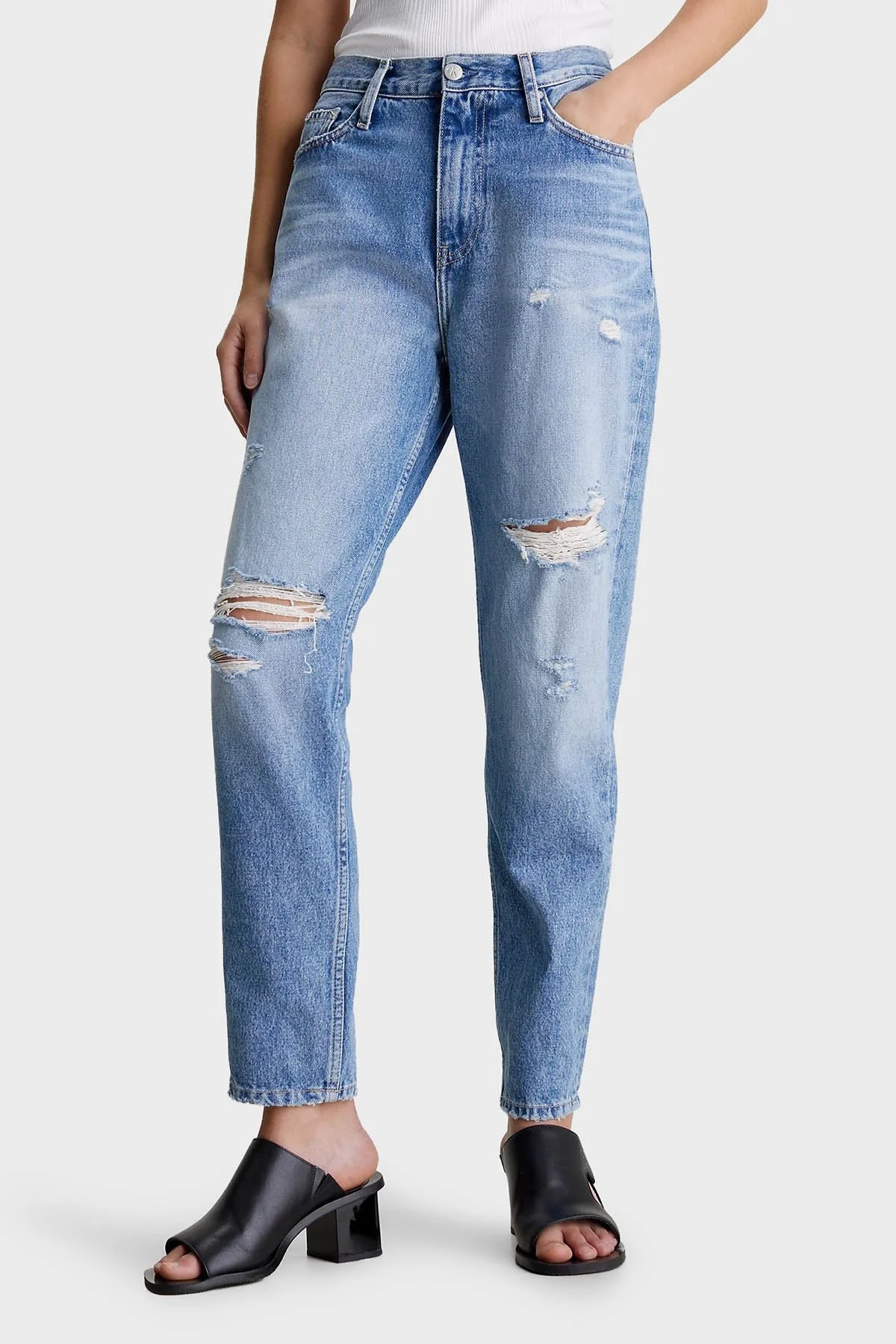 Calvin Klein Yırtık Detaylı Yüksek Bel Mom Jeans J20J2233101AA Bayan Kot Pantolon J20J223310 1AA AÇIK MAVİ - 2