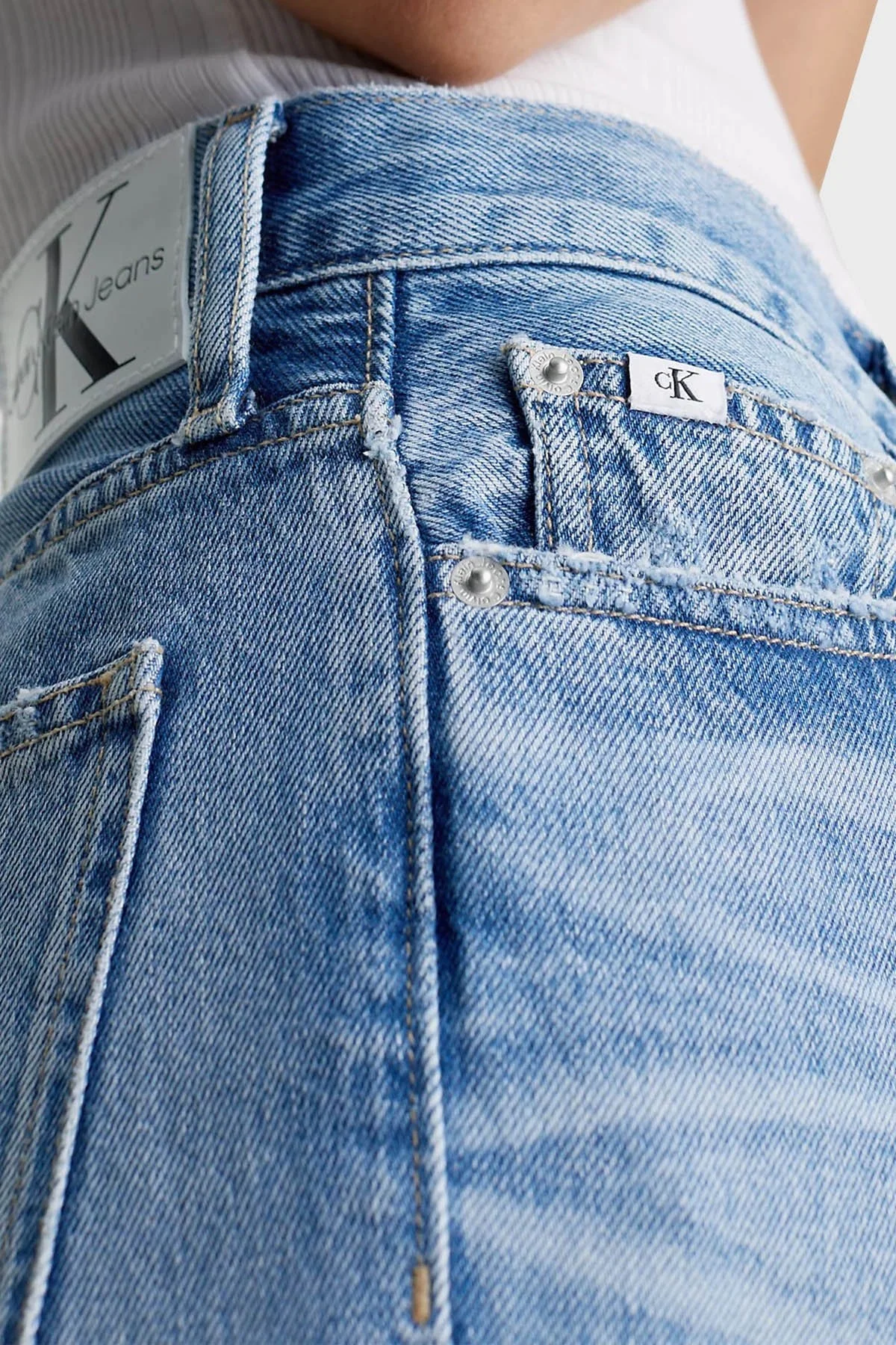 Calvin Klein Yırtık Detaylı Yüksek Bel Mom Jeans J20J2233101AA Bayan Kot Pantolon J20J223310 1AA AÇIK MAVİ - 4