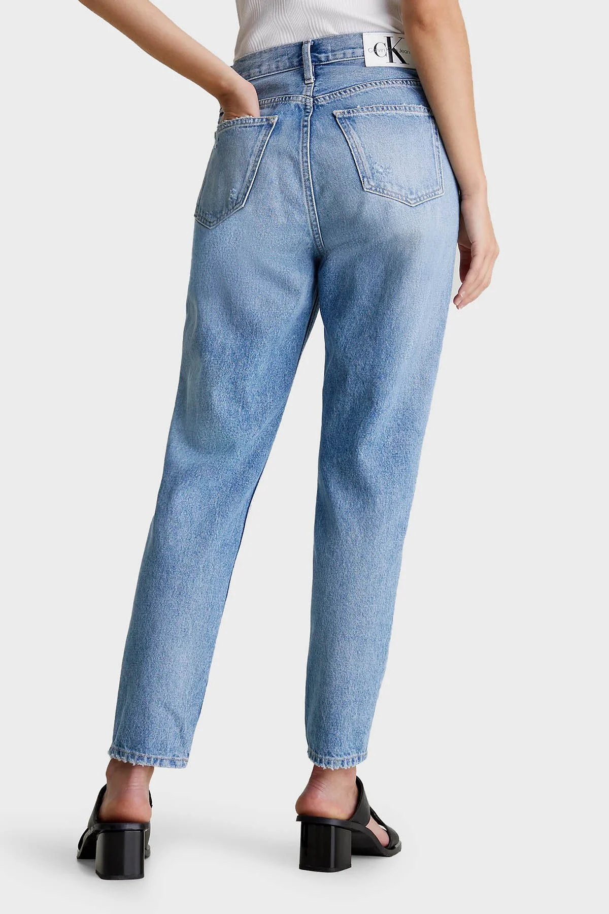Calvin Klein Yırtık Detaylı Yüksek Bel Mom Jeans J20J2233101AA Bayan Kot Pantolon J20J223310 1AA AÇIK MAVİ - 8