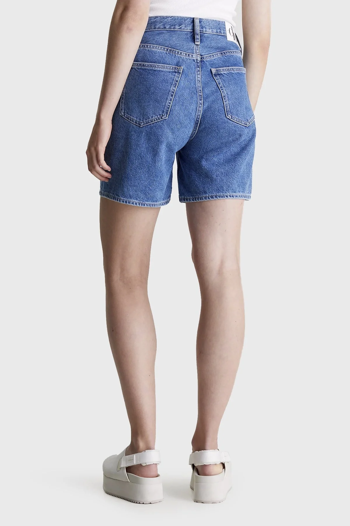 Calvin Klein Yüksek Bel Mom Denim J20J2228011A4 Bayan Short J20J222801 1A4 MAVİ - 3