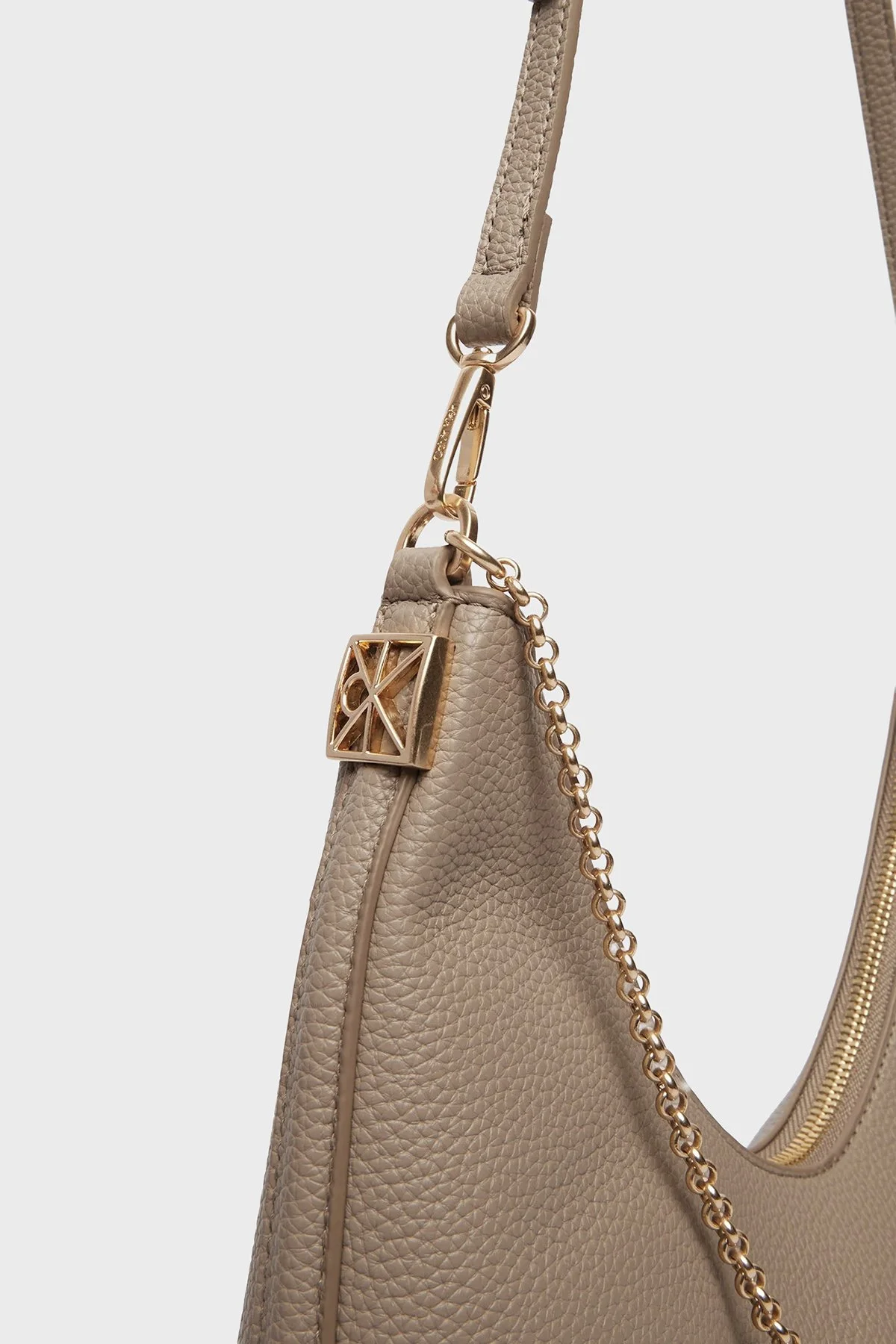 Calvin Klein Zincir Detaylı Ayarlanabilir Askılı LV04F3495GVFU Bayan Çanta LV04F3495G VFU TOPRAK - 6