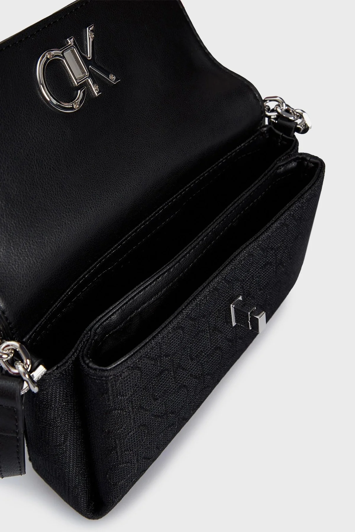 Calvin Klein Zincir Detaylı Ayarlanabilir Çapraz Askılı K60K6119890GK Bayan Çanta K60K611989 0GK SİYAH - 5