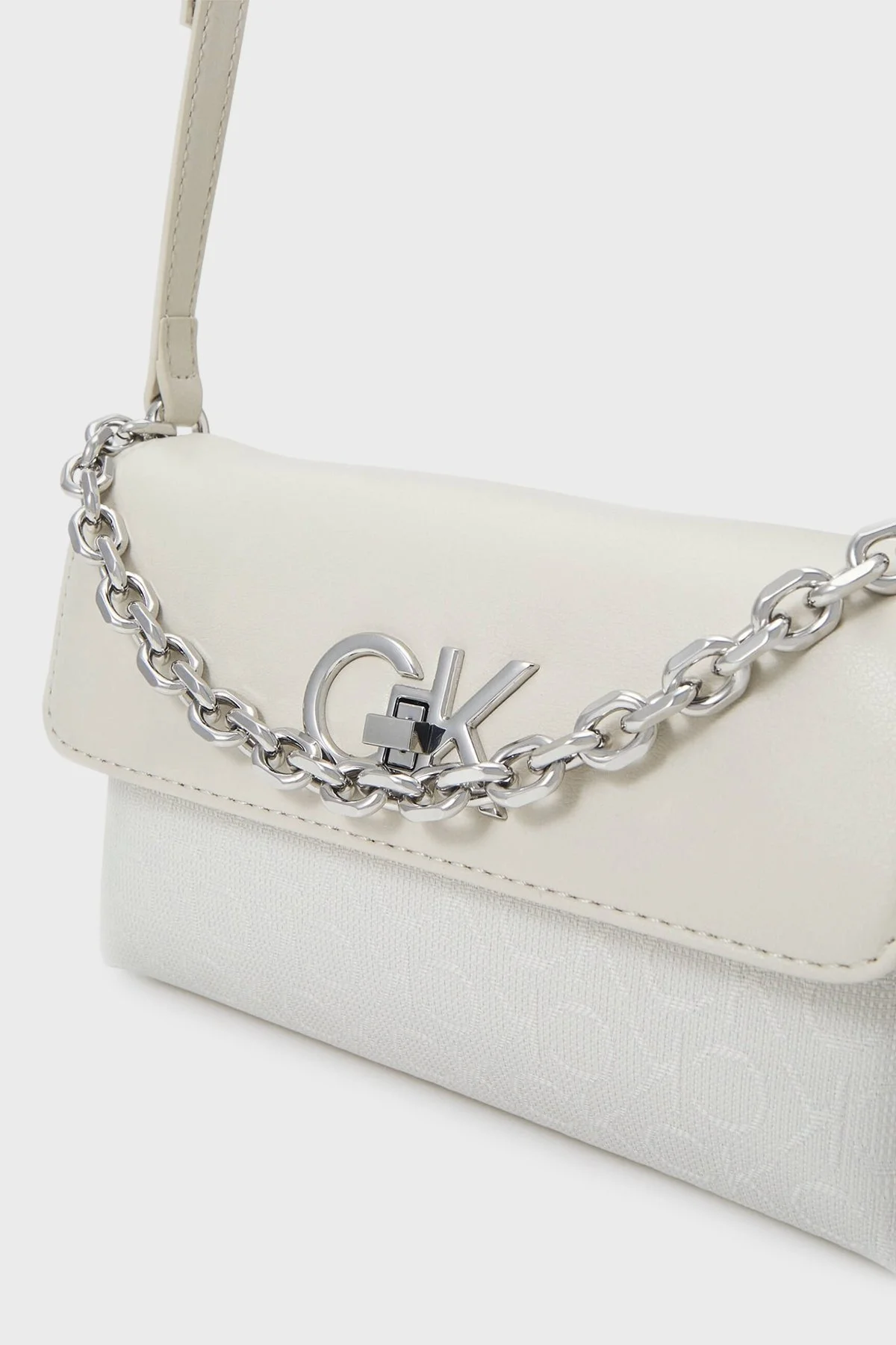 Calvin Klein Zincir Detaylı Ayarlanabilir Çapraz Askılı K60K611989PC4 Bayan Çanta K60K611989 PC4 BEJ - 5