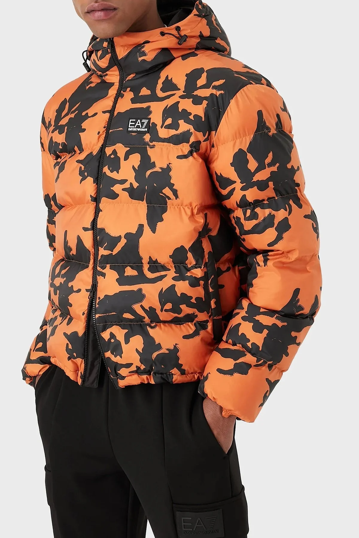 EA7 Desenli Kapüşonlu Regular Fit Su Geçirmez Şişme Erkek Mont 6LPB05 PN9FZ 2602 ORANJ-SİYAH - 1