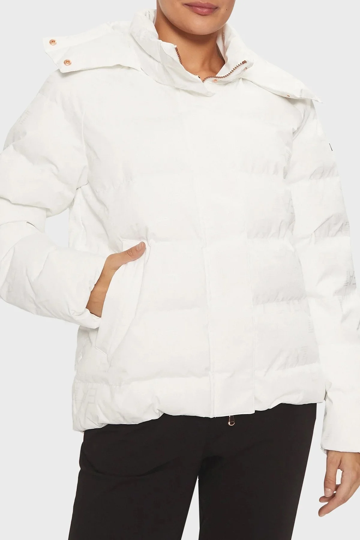 EA7 Kapitoneli Monogram Logo Baskılı Kapüşonlu Şişme Bayan Mont 6DTB12 TNGGZ 1100 BEYAZ - 1