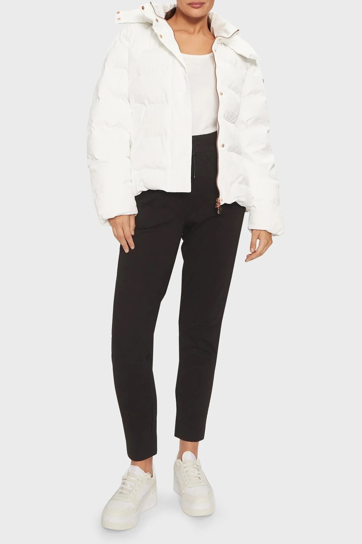 EA7 Kapitoneli Monogram Logo Baskılı Kapüşonlu Şişme Bayan Mont 6DTB12 TNGGZ 1100 BEYAZ - 3