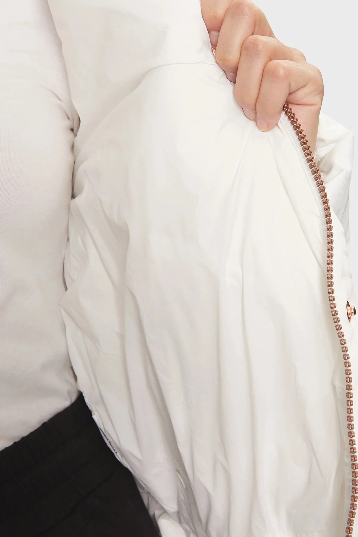 EA7 Kapitoneli Monogram Logo Baskılı Kapüşonlu Şişme Bayan Mont 6DTB12 TNGGZ 1100 BEYAZ - 5