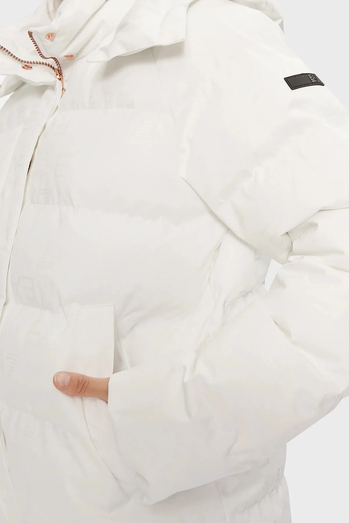 EA7 Kapitoneli Monogram Logo Baskılı Kapüşonlu Şişme Bayan Mont 6DTB12 TNGGZ 1100 BEYAZ - 6