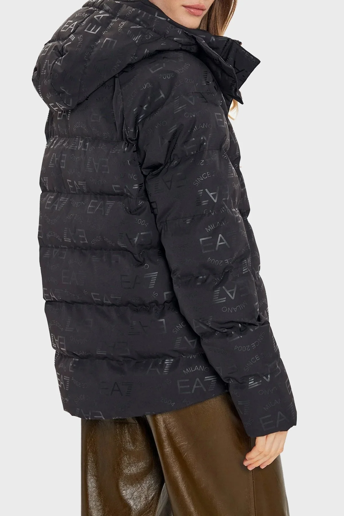 EA7 Kapitoneli Monogram Logo Baskılı Kapüşonlu Şişme Bayan Mont 6DTB12 TNGGZ 1200 SİYAH - 2