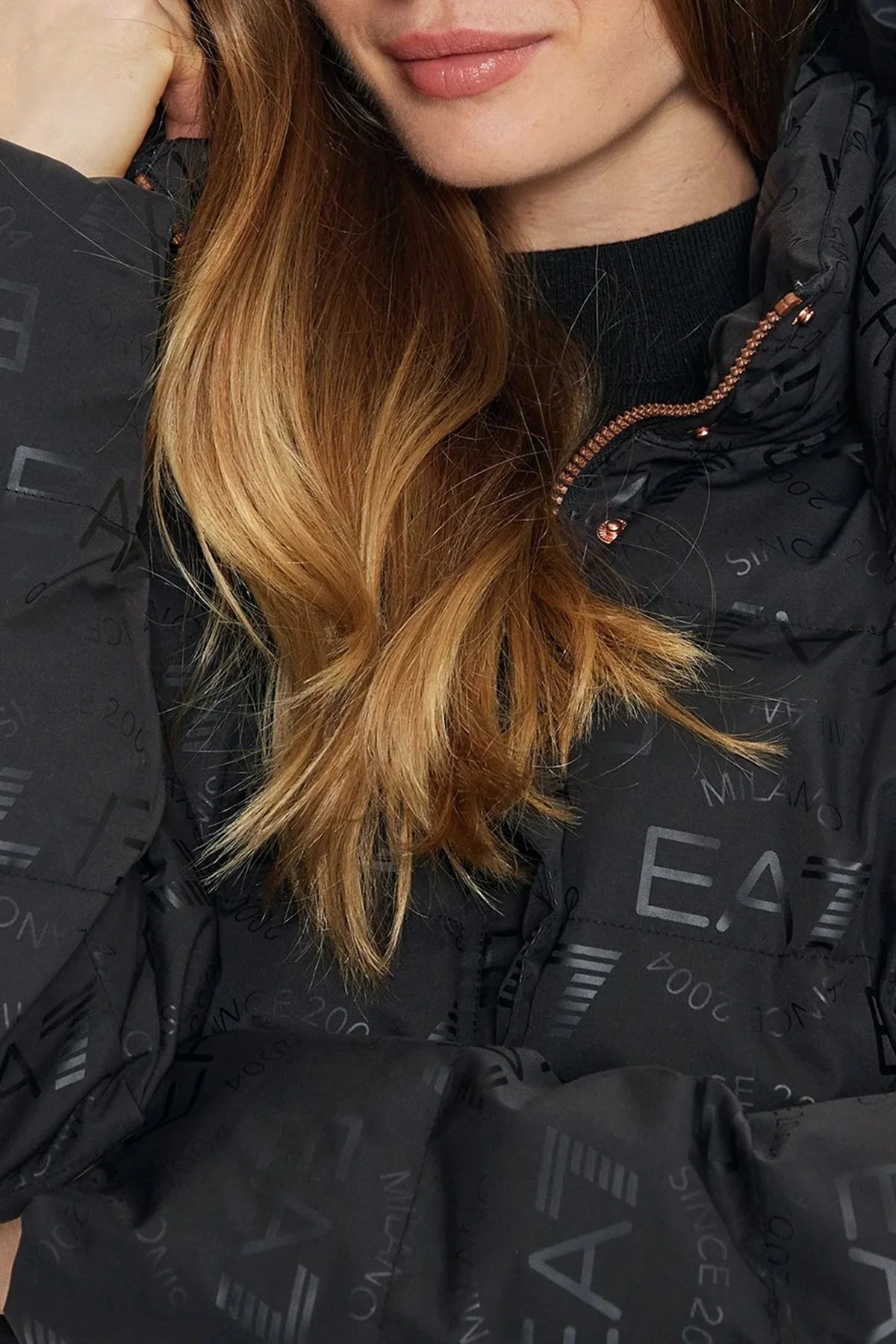 EA7 Kapitoneli Monogram Logo Baskılı Kapüşonlu Şişme Bayan Mont 6DTB12 TNGGZ 1200 SİYAH - 4