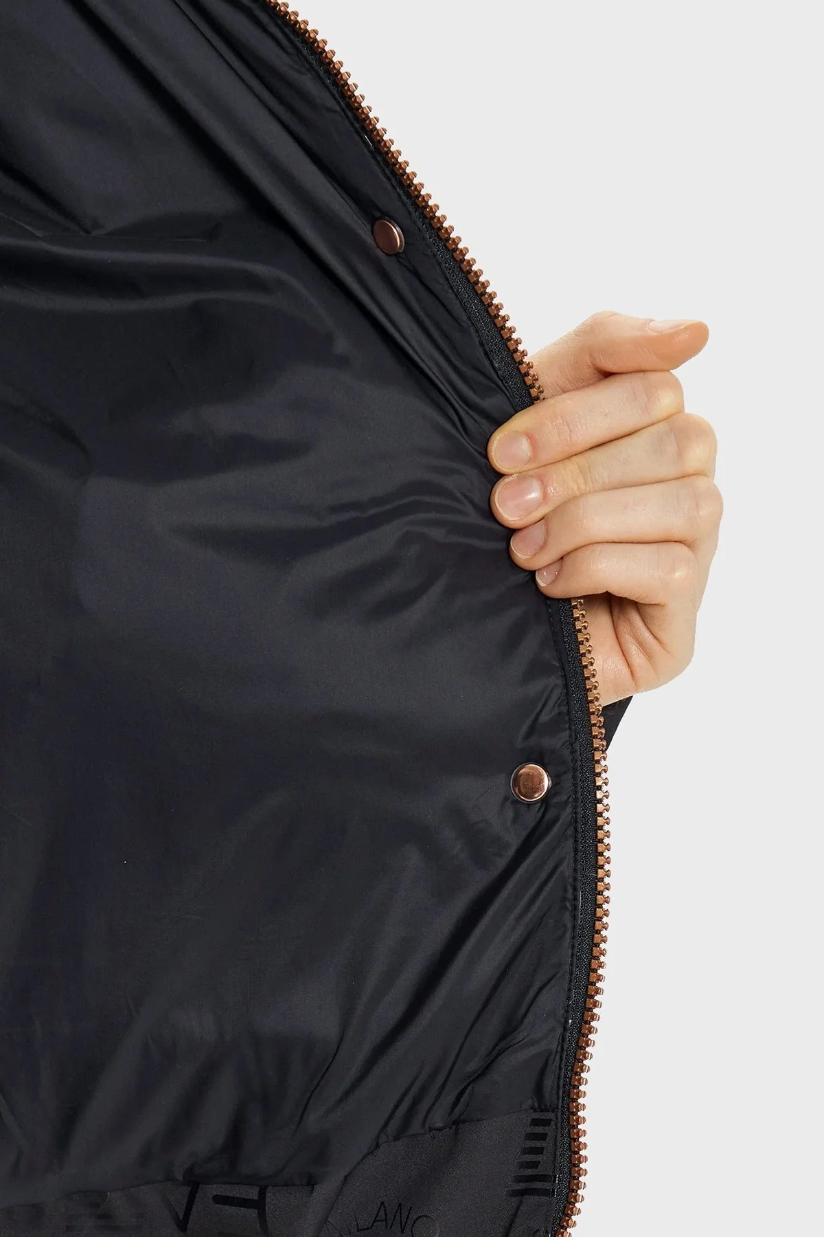 EA7 Kapitoneli Monogram Logo Baskılı Kapüşonlu Şişme Bayan Mont 6DTB12 TNGGZ 1200 SİYAH - 5