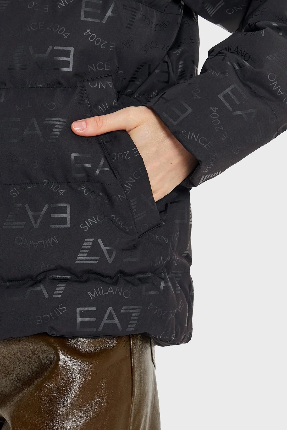 EA7 Kapitoneli Monogram Logo Baskılı Kapüşonlu Şişme Bayan Mont 6DTB12 TNGGZ 1200 SİYAH - 6