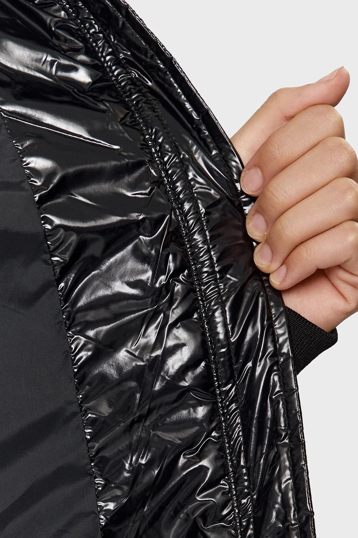 EA7 Parlak Görünümlü Gizli Kapüşonlu Dik Yaka Regular Fit Bayan Mont 6RTB12 TNEQZ 1200 SİYAH - 4