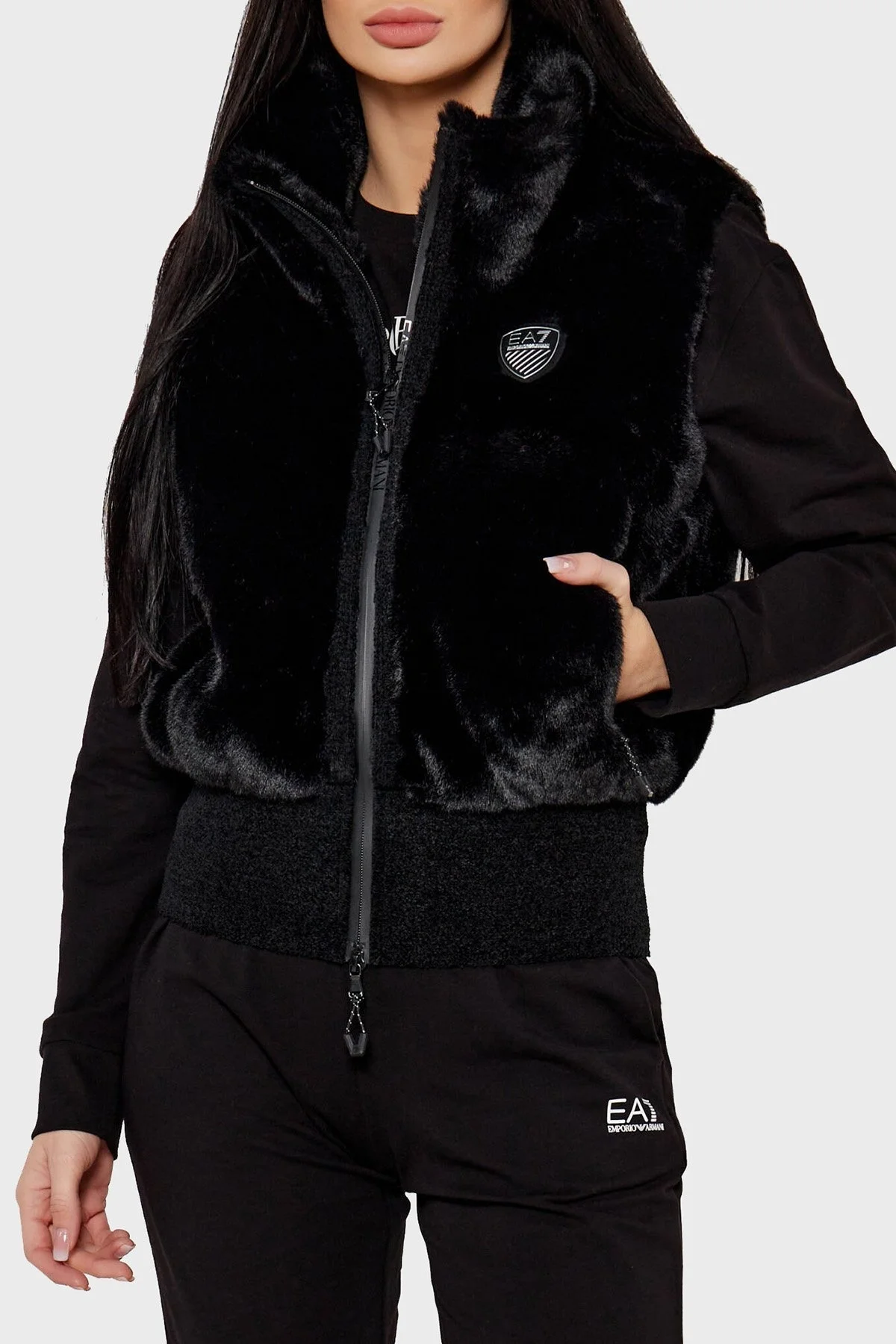 EA7 Regular Fit Dik Yaka Yumuşak Tüylü Bayan Yelek 6DTQ03 TN2ZZ 1200 SİYAH - 1