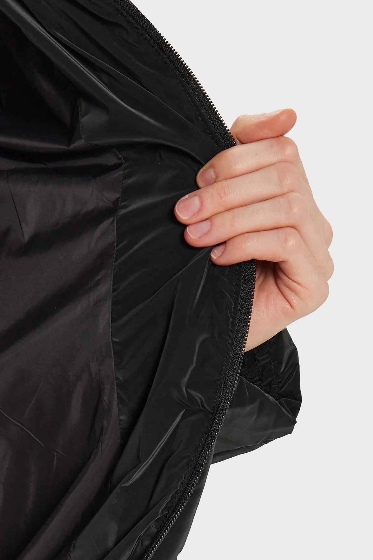 EA7 Regular Fit Gizli Kapüşonlu Dik Yaka Crop Şişme Kadın Mont 6DTB14 TNDMZ 1200 SİYAH - 4