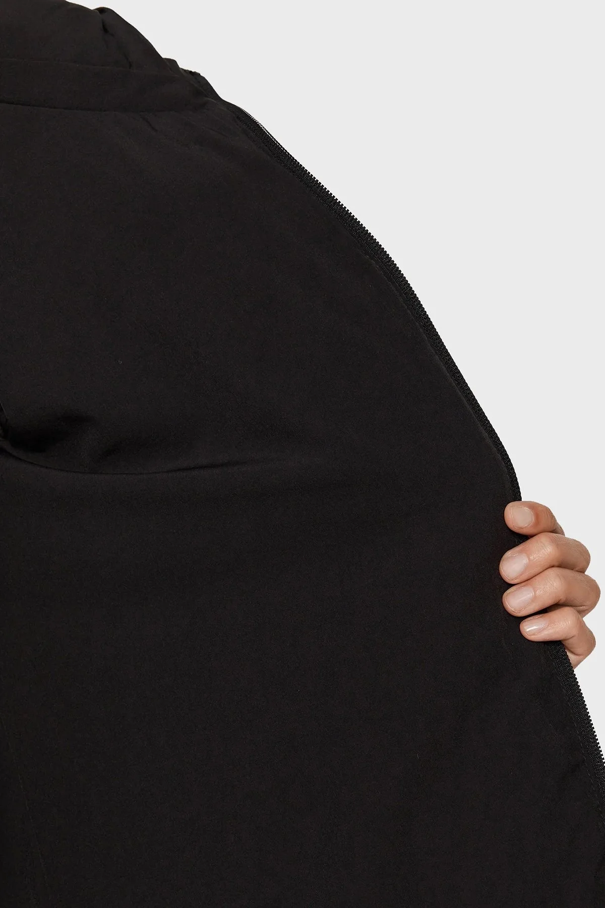 EA7 Regular Fit Rüzgar ve Isı Kaybı Korumalı Çıkarılabilir Kapüşonlu Uzun Bayan Mont 6LTK09 TN5VZ 0200 SİYAH - 6