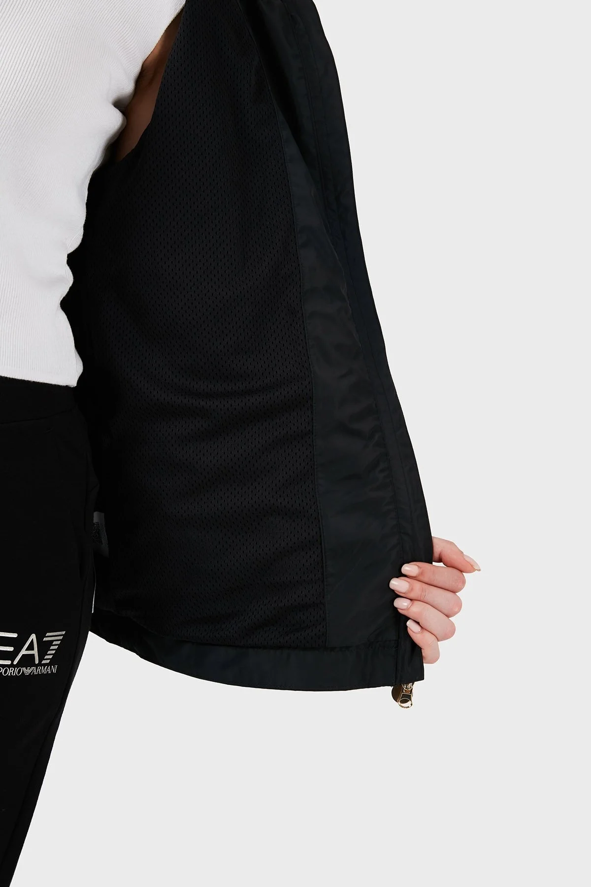 EA7 Suya ve Rüzgara Dayanıklı Kapüşonlu Bayan Mont 3DTB02 TN2RZ 0200 SİYAH - 4