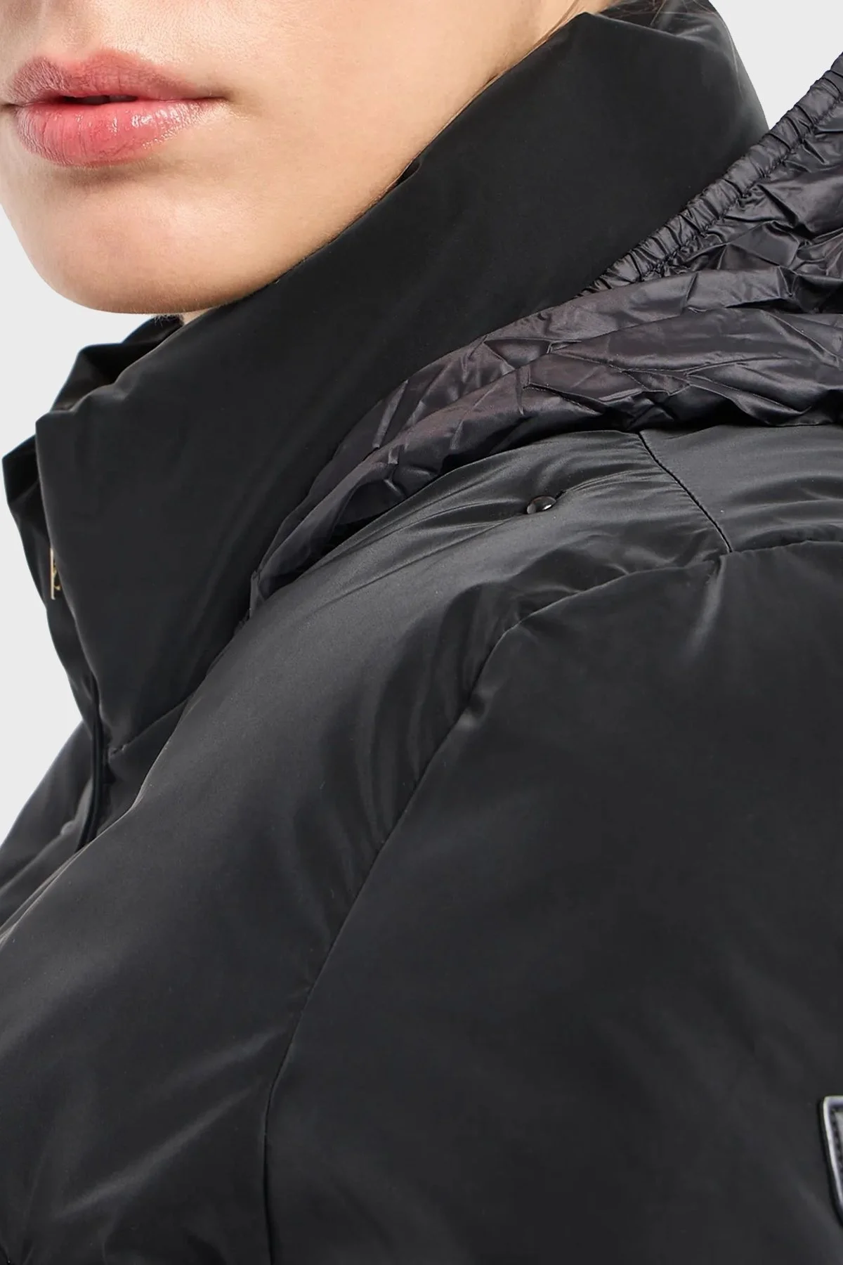 EA7 Gizli Kapüşonlu Dik Yaka Regular Fit Şişme Bayan Mont 6RTB34 TNDMZ 1200 SİYAH - 5