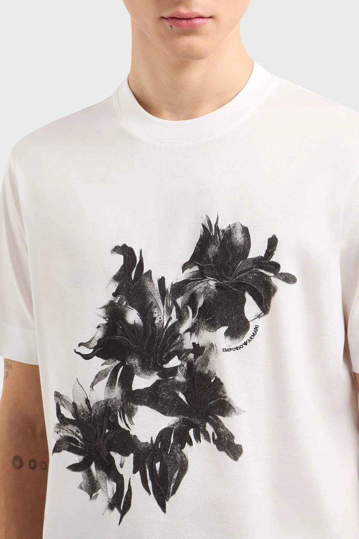 Emporio Armani Çiçek Baskılı Pamuklu Regular Fit Bisiklet Yaka Erkek T Shirt EM001024 AF10017 U0003 BEYAZ - 4