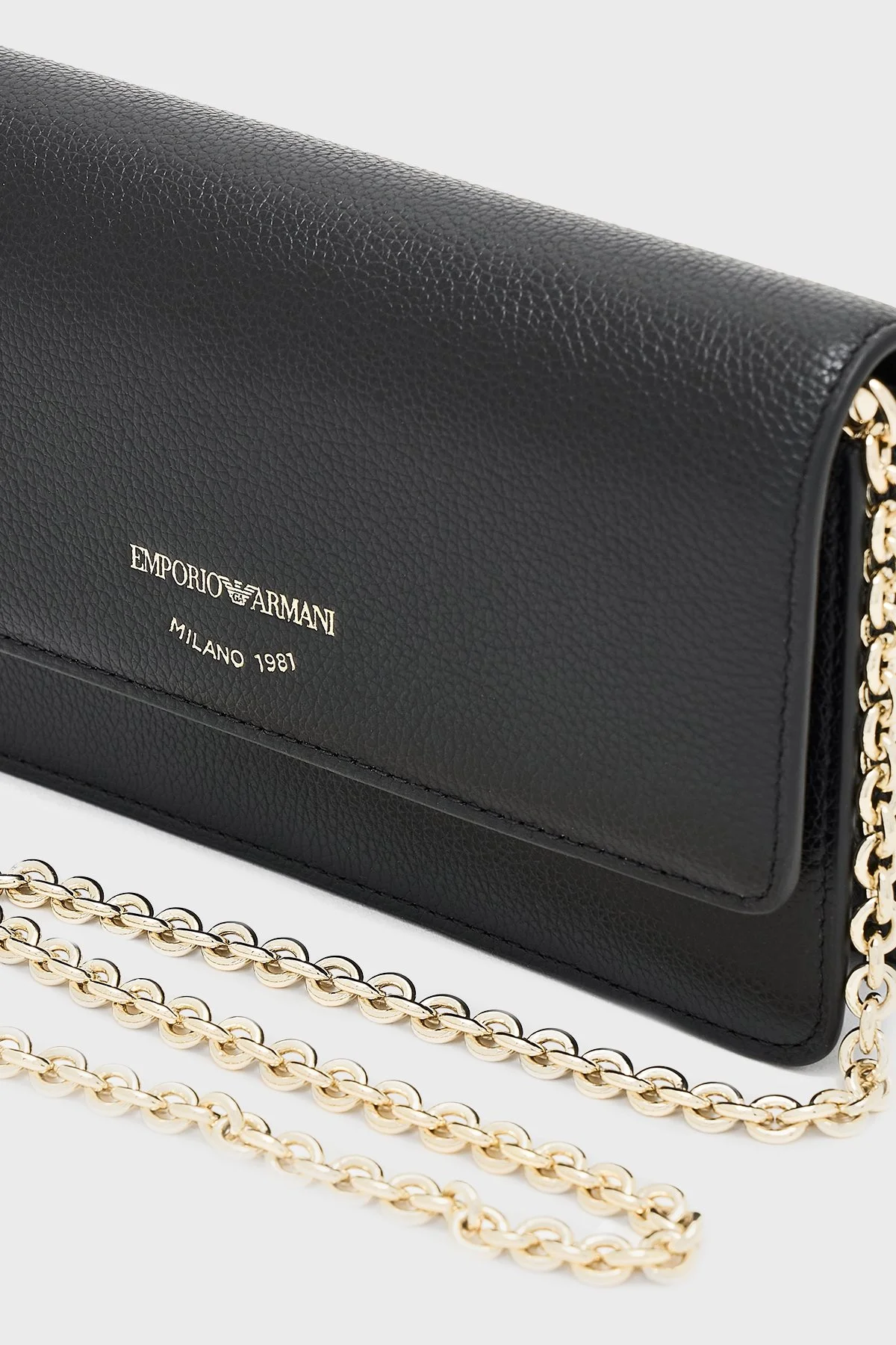 Emporio Armani Deri Logolu Zincir Askılı Bayan Çanta EW003036 AF19568 UC001 SİYAH - 5