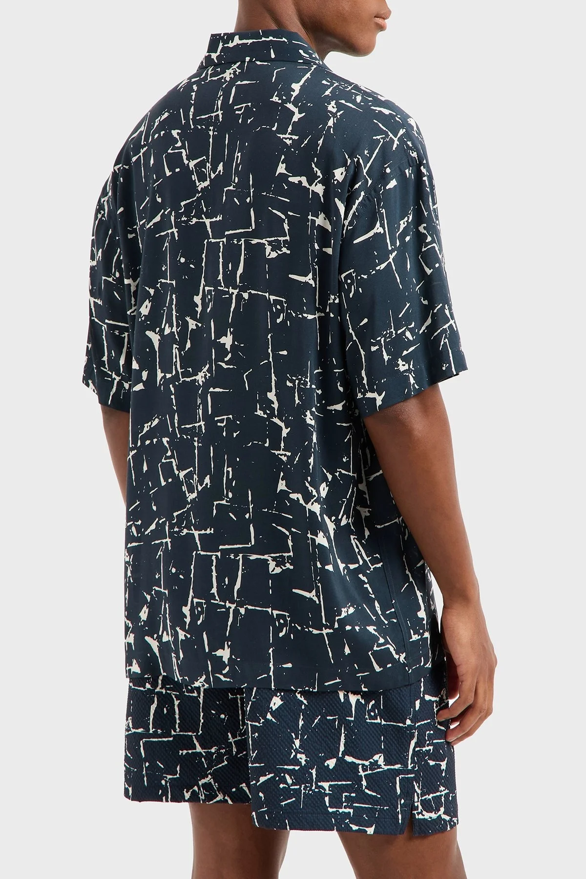 Emporio Armani Desenli Comfort Fit Apaş Yaka Kısa Kollu Erkek Gömlek EM000593 AF12351F B070 LACİVERT-BEYAZ - 2