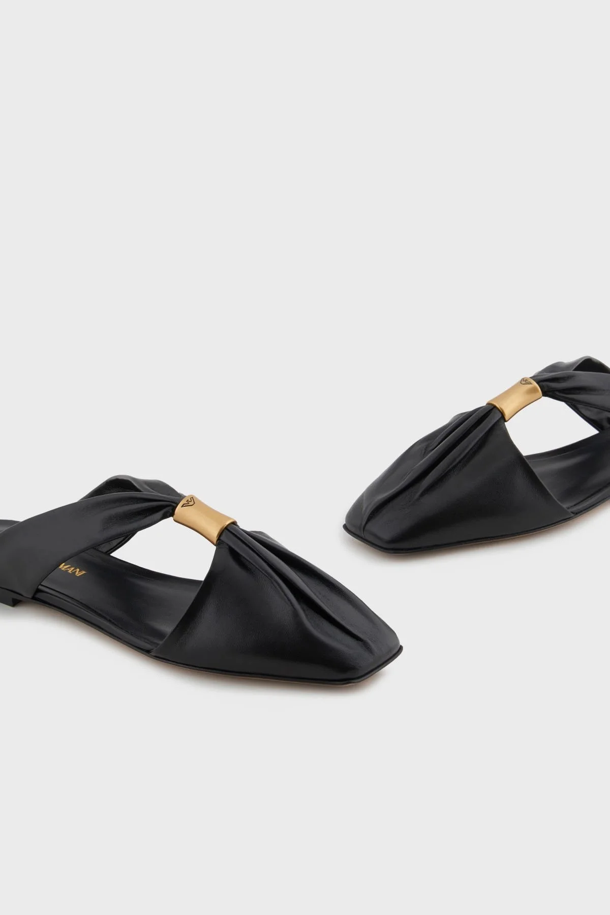 Emporio Armani Hakiki Deri Metalik Logo Detaylı Bayan Terlik X3R036 XF271 00002 SİYAH - 10