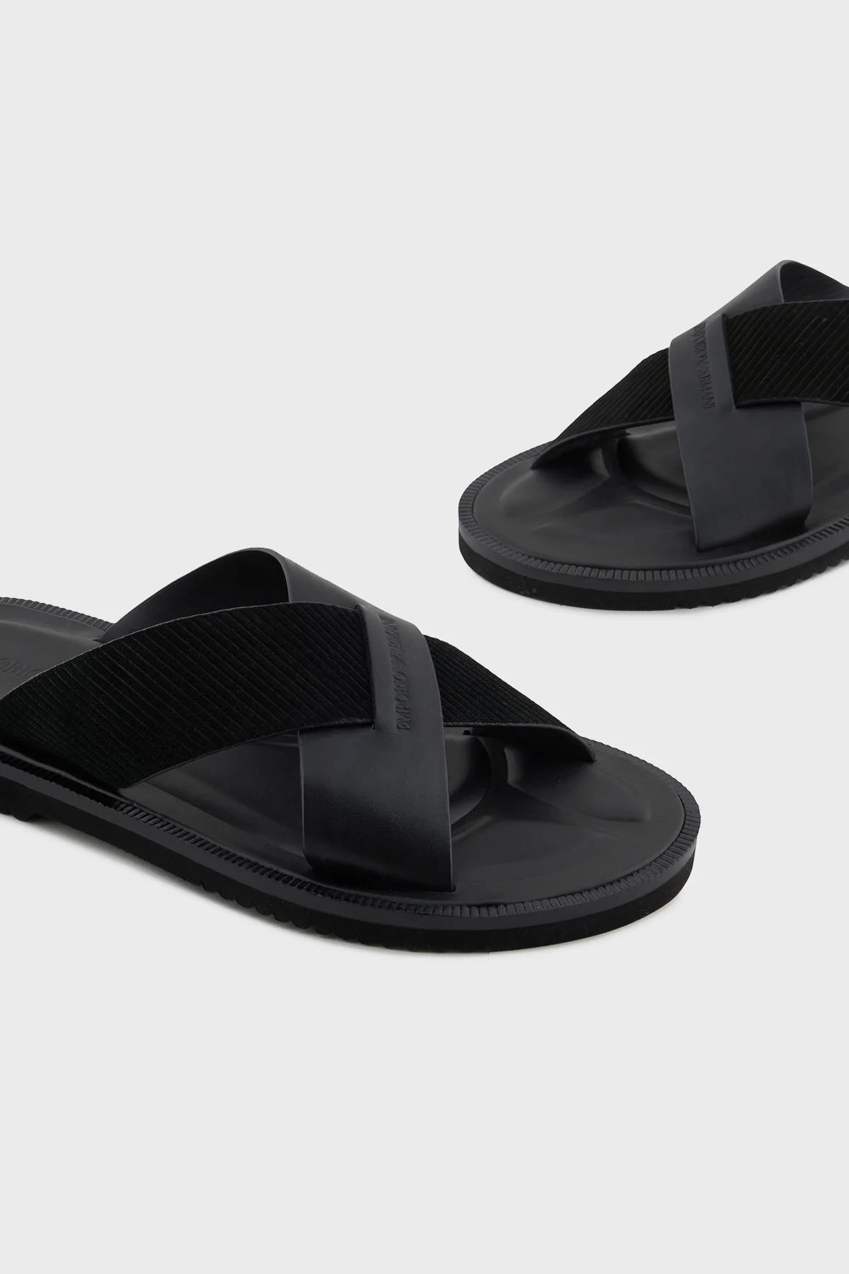 Emporio Armani Hakiki Deri ve Süet Detaylı Çapraz Çift Bantlı Erkek Terlik X4P124 XR340 K001 SİYAH - 10