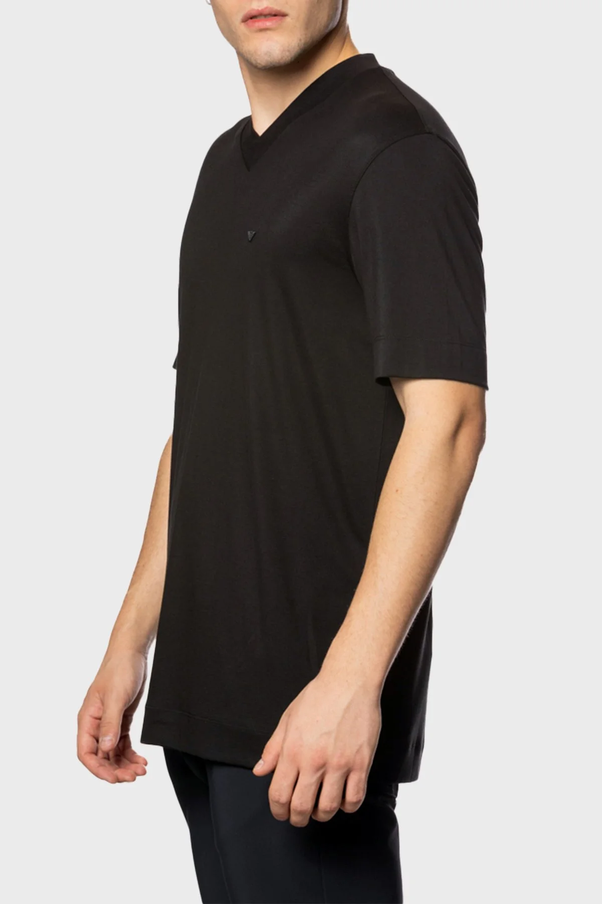 Emporio Armani İpek Karışımlı Regular Fit V Yaka Jarse Erkek T Shirt EM003465 AF13721 UC001 SİYAH - 2