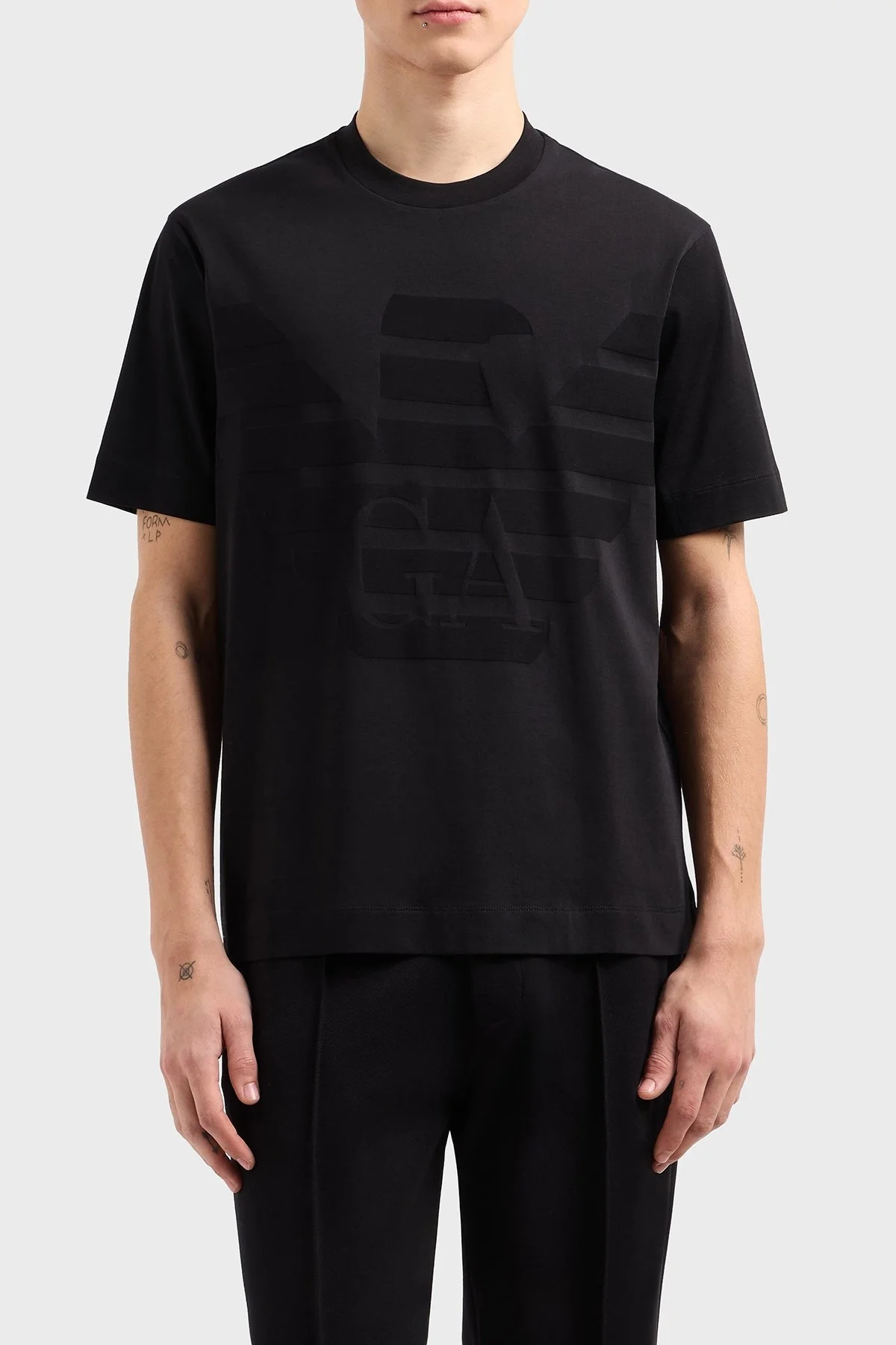 Emporio Armani Jakarlı Logo Baskılı % 100 Pamuk Regular Fit Sıfır Yaka Erkek T Shirt EM000943 AF10762 FC158 SİYAH - 1