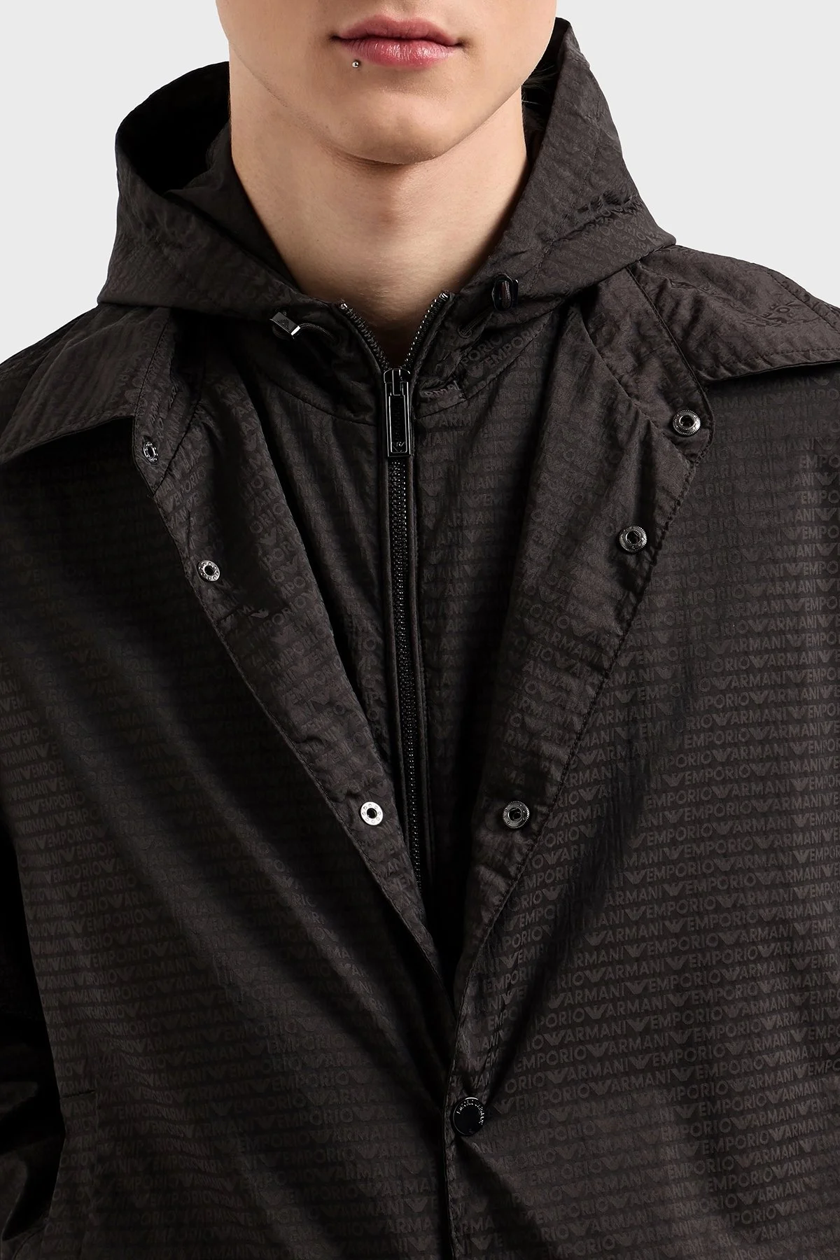 Emporio Armani Jakarlı Logo Baskılı Regular Fit Çıkarılabilir Kapüşonlu Erkek Mont EM001003 AF15384 U8168 SİYAH - 2