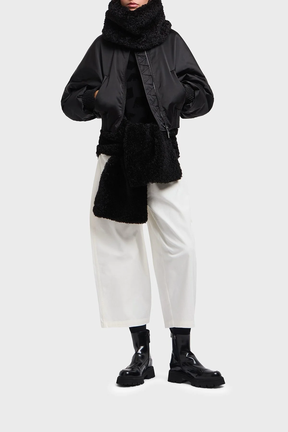 Emporio Armani Jakarlı Regular Fit Bisiklet Yaka Şönil Bayan Kazak EW002761 AF19924 FC008 SİYAH - 2