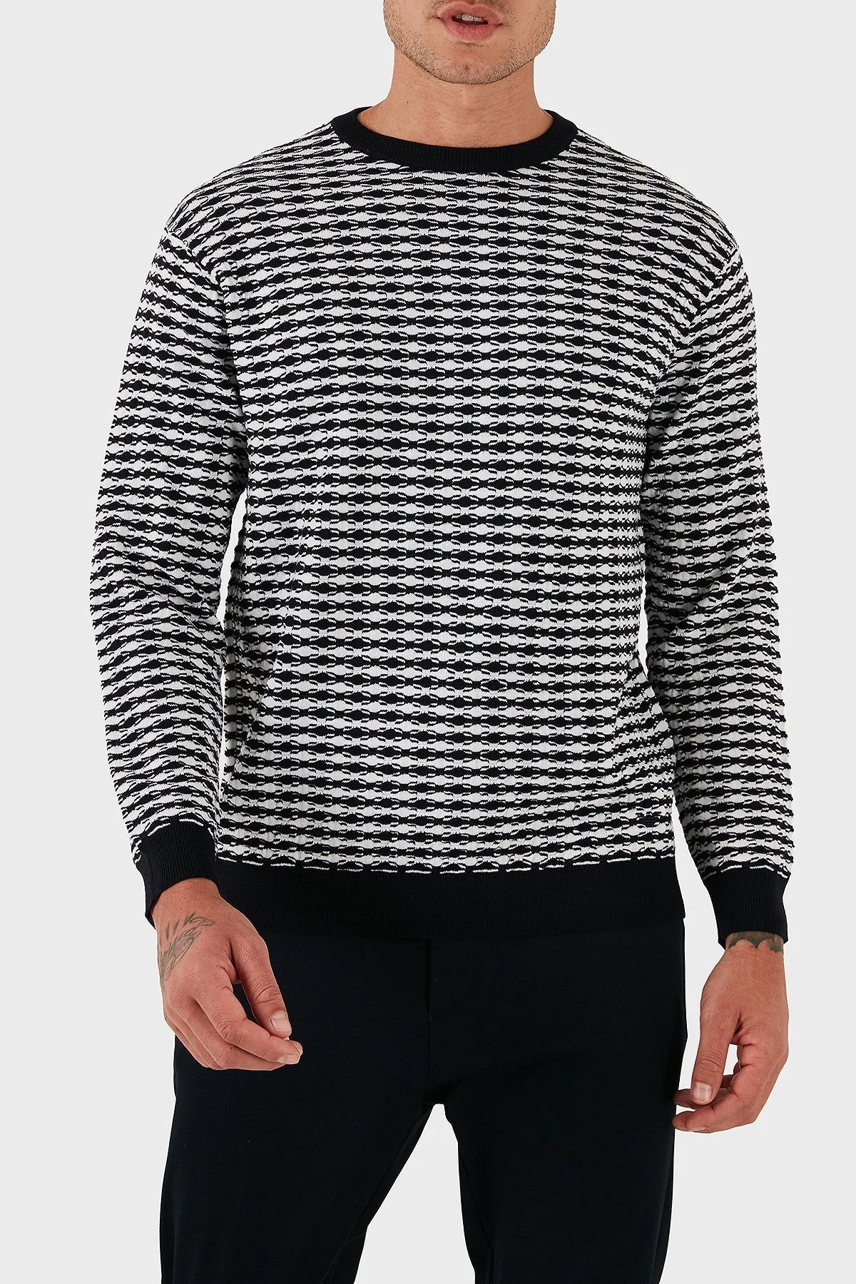 Emporio Armani Jakarlı Yün Karışımlı Regular Fit Bisiklet Yaka Erkek Kazak EM003830 AF19833 F0015 BEYAZ-LACİVERT - 4