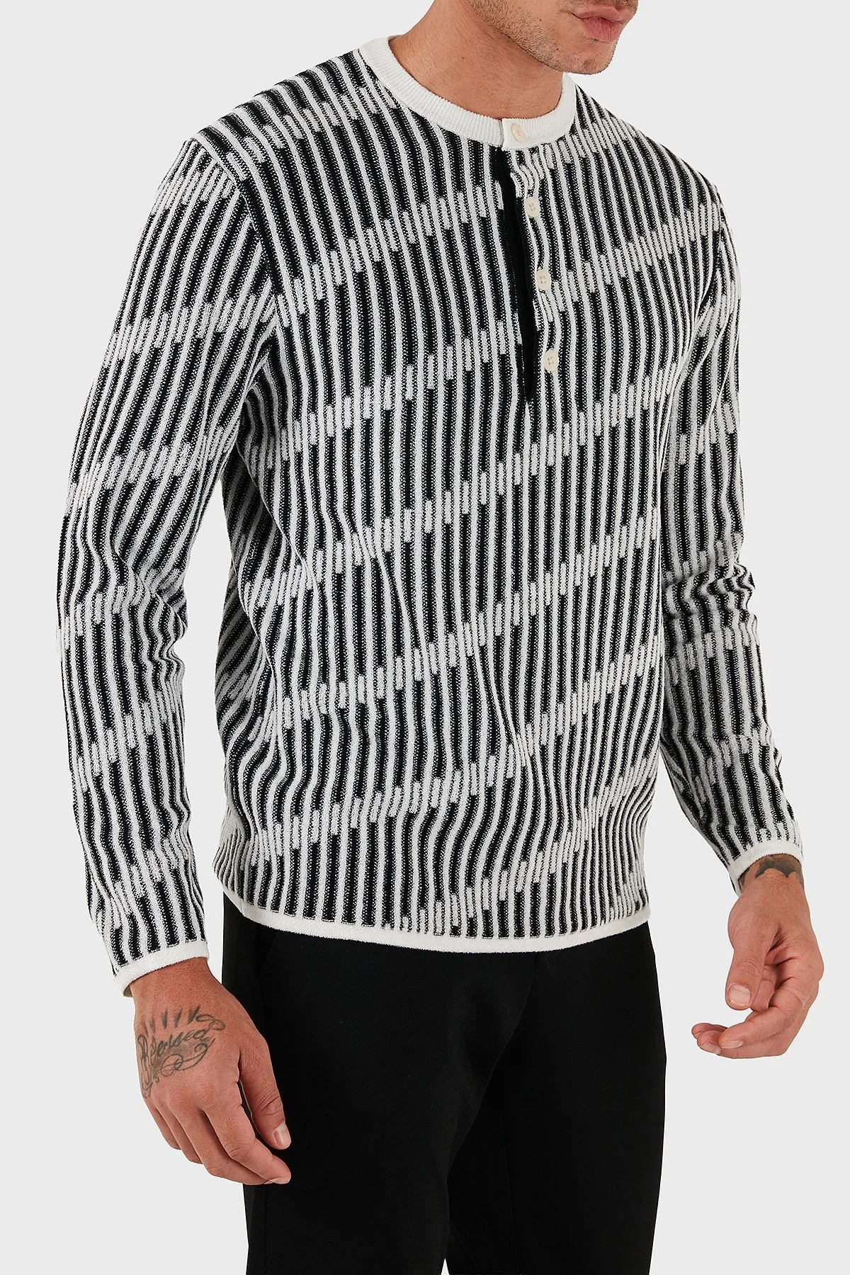 Emporio Armani Jakarlı Yün Karışımlı Regular Fit Sıfır Yaka Örme Erkek Kazak EM003517 AF19553 FC005 SİYAH-BEYAZ - 1