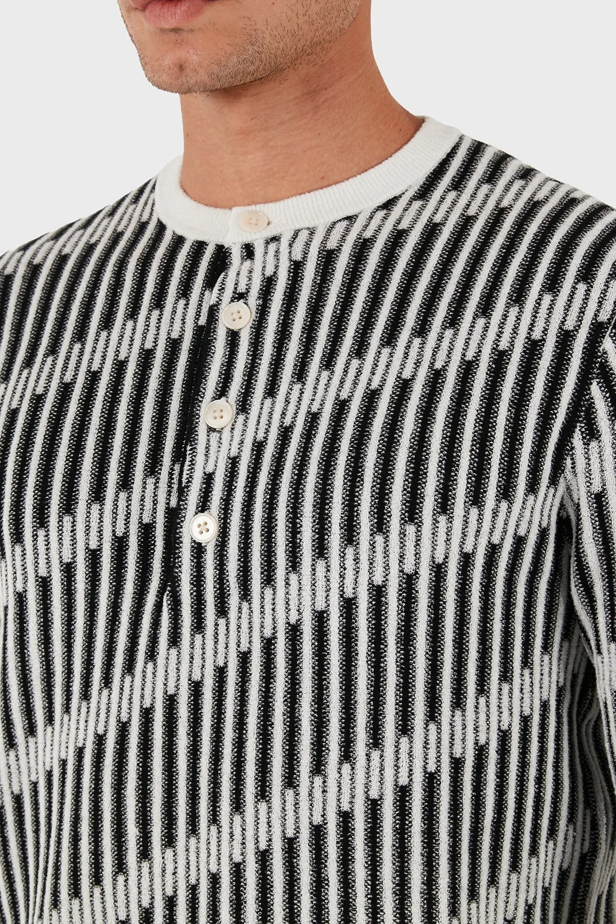 Emporio Armani Jakarlı Yün Karışımlı Regular Fit Sıfır Yaka Örme Erkek Kazak EM003517 AF19553 FC005 SİYAH-BEYAZ - 5