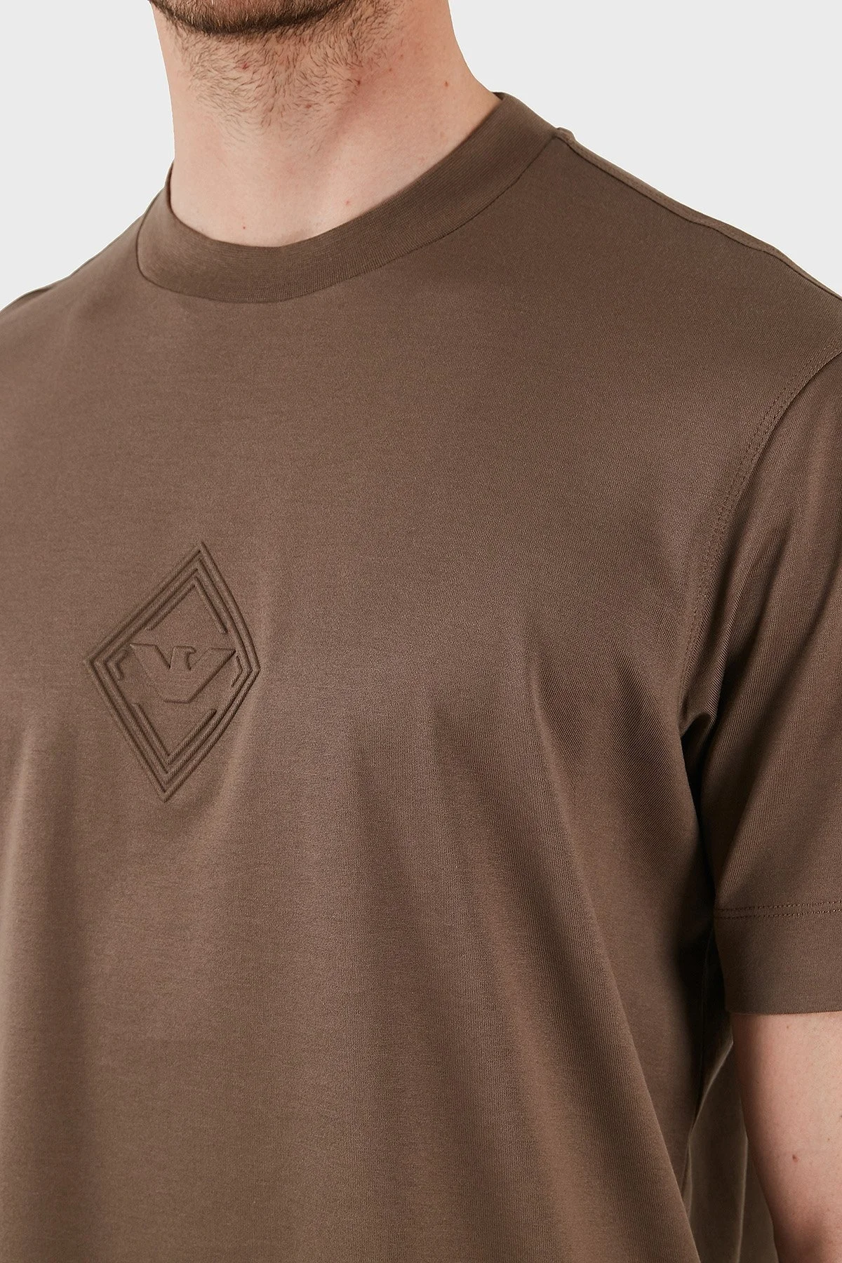 Emporio Armani Kabartmalı Logo % 100 Pamuk Regular Fit Bisiklet Yaka Erkek T Shirt EM001040 AF13669 U6195 KAHVE - 5